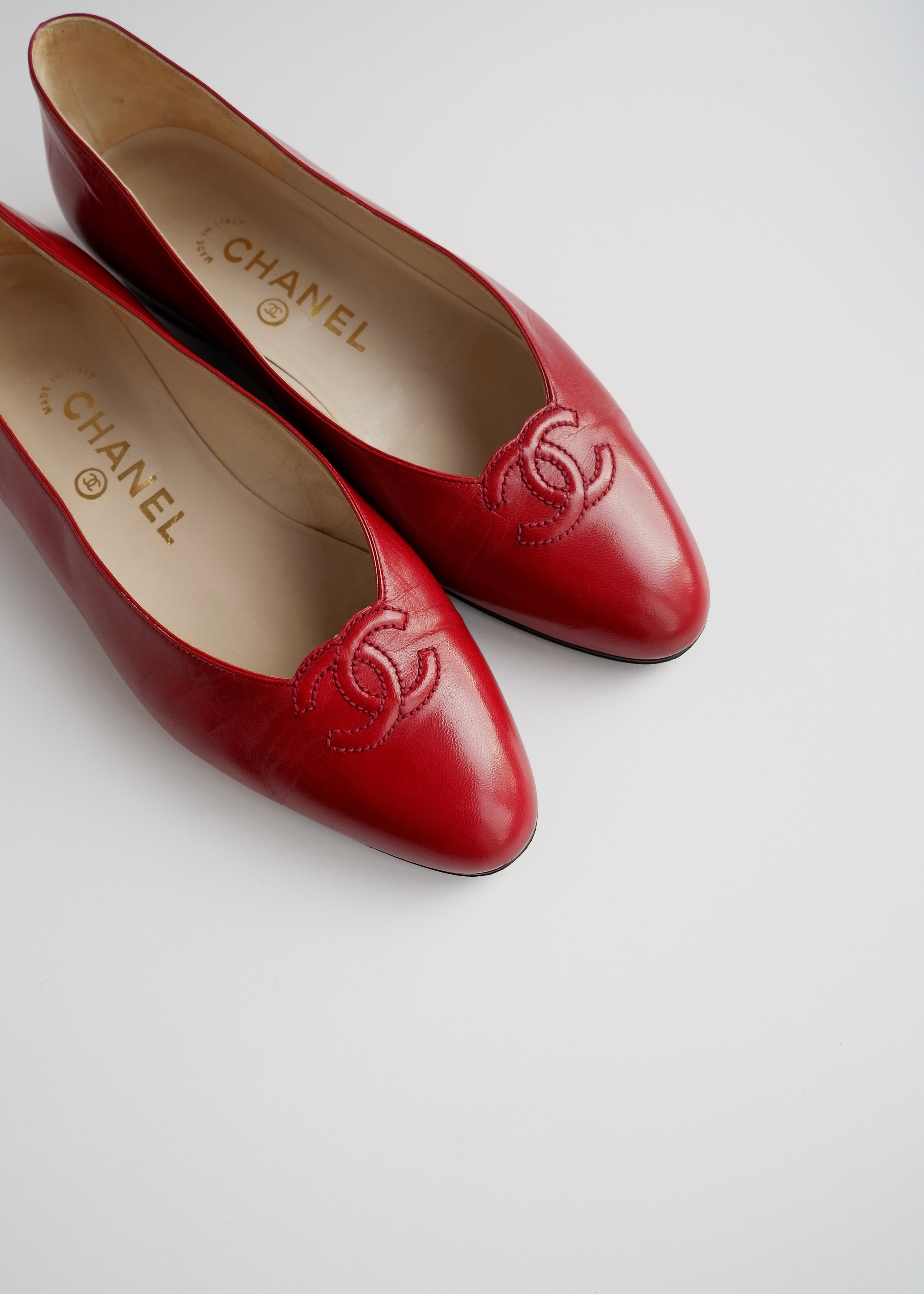 Authentiques ballerines vintage Chanel en cuir rouge avec logo CC – 36