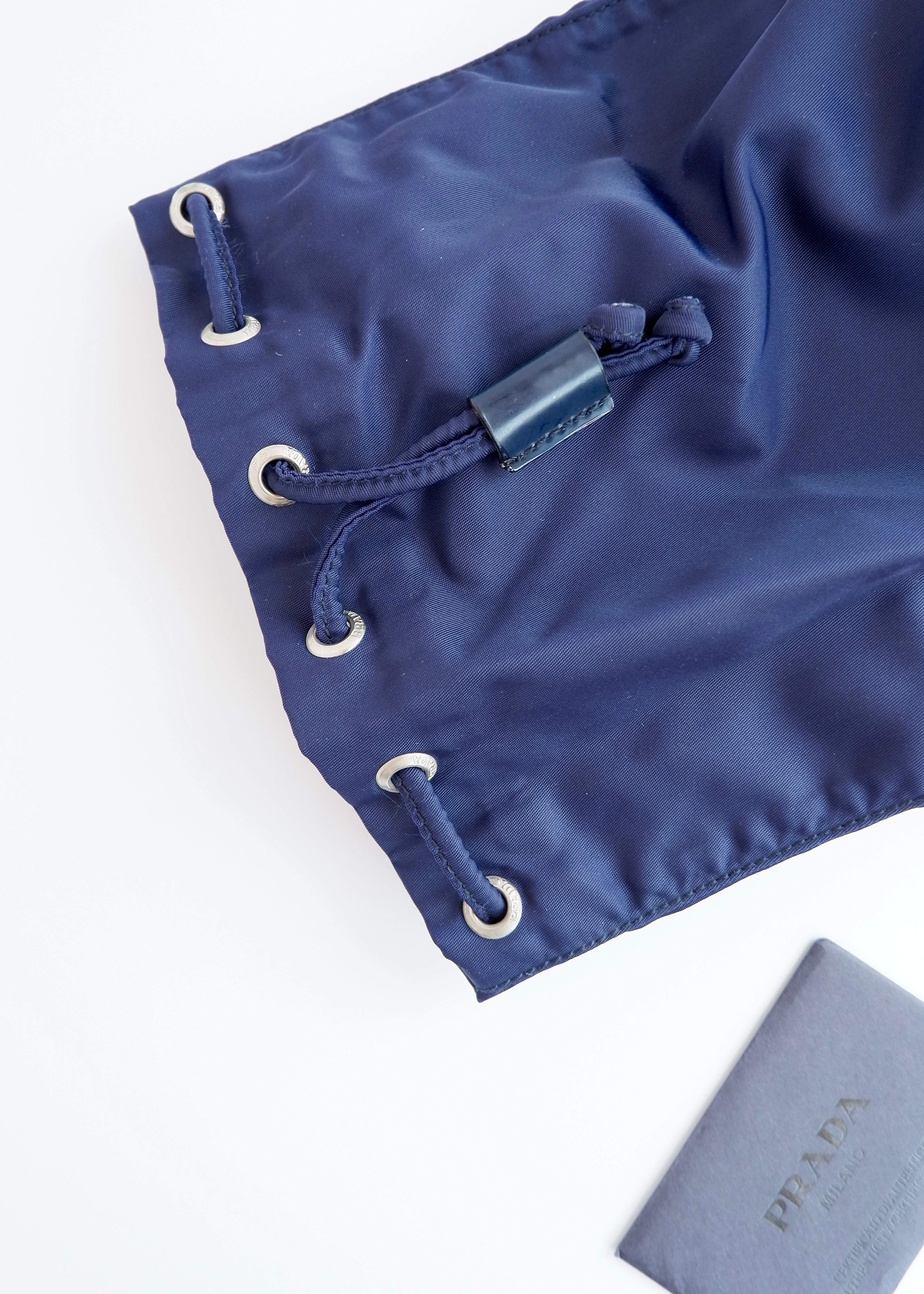 Pochette authentique d'occasion Prada en nylon bleu marine avec cordon de serrage