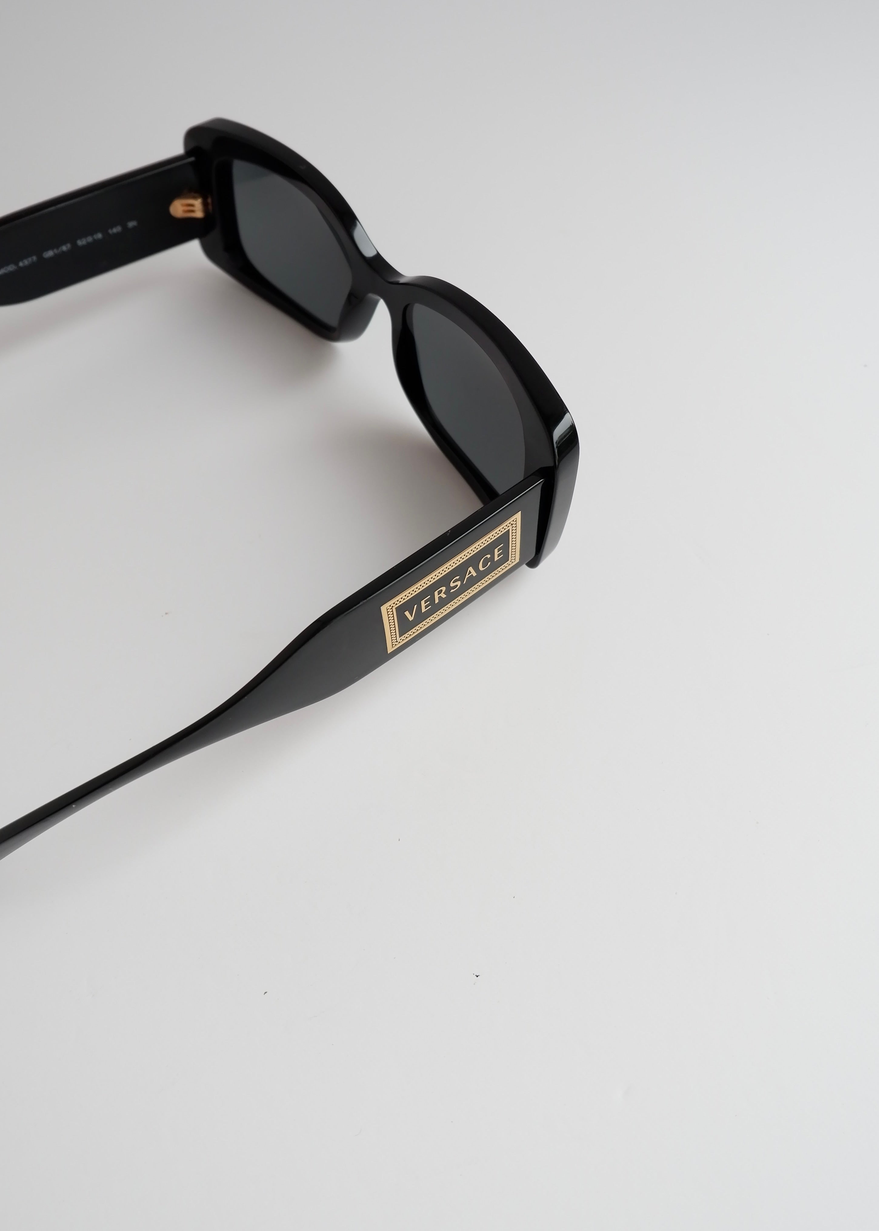 Lunettes de soleil carrées noires Versace d'occasion authentiques