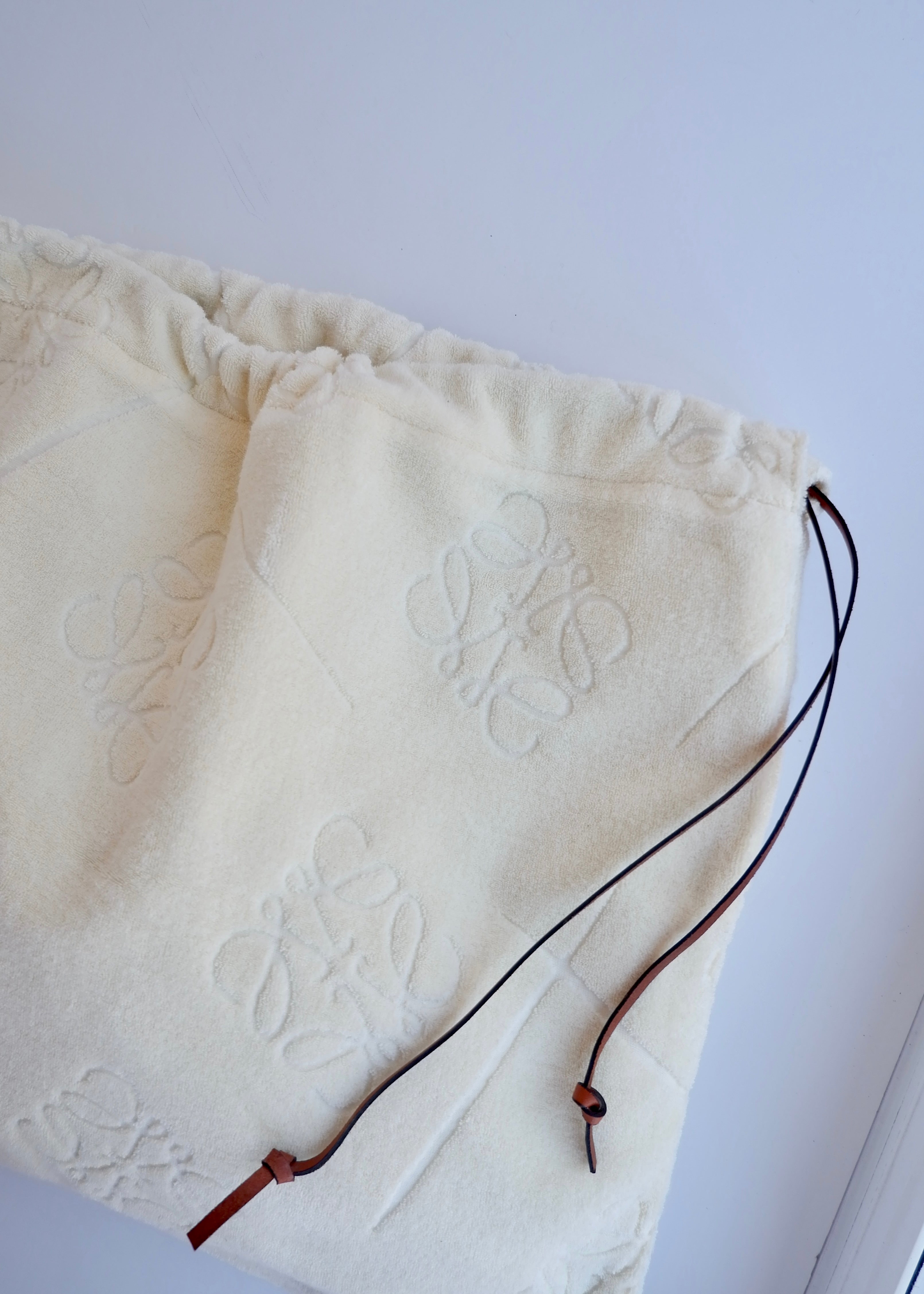 Pochette Loewe x Paula's Ibiza en tissu éponge crème, authentique et d'occasion