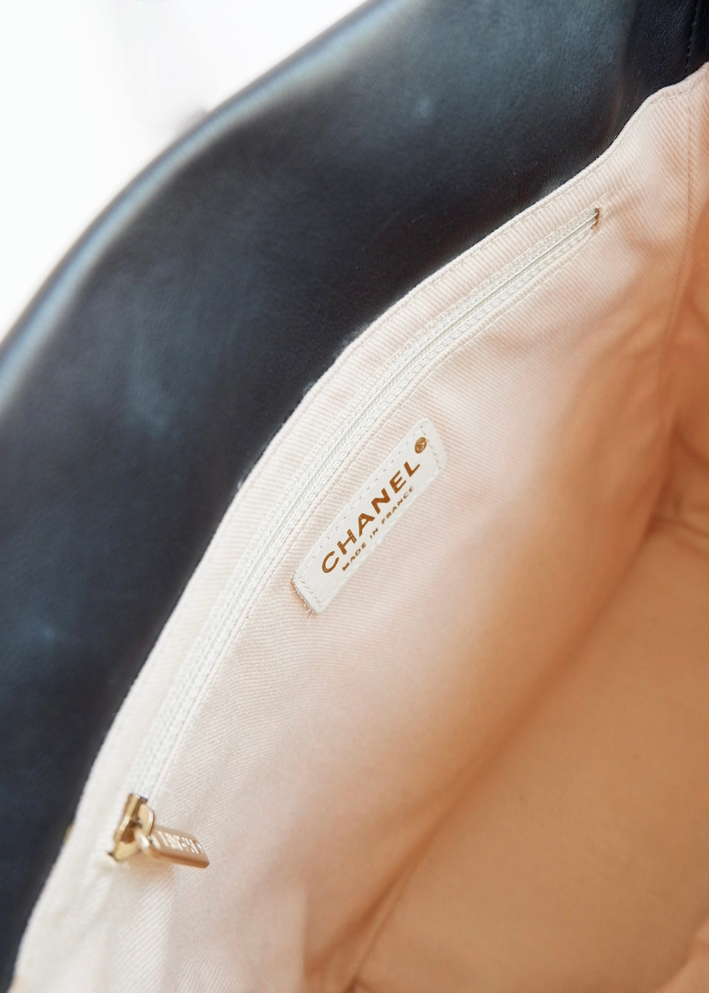 Preowned Chanel Black Leather Camellia Logo Tote Shoulder Bag
