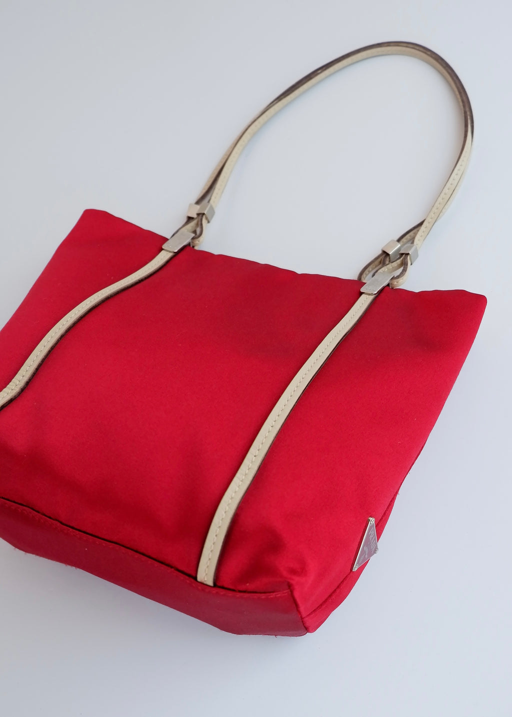 Sac micro cabas Prada authentique d'occasion en satin rouge