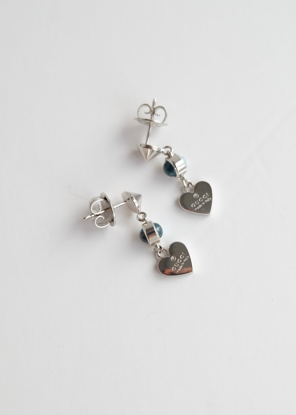Boucles d'oreilles pendantes Gucci cœurs argentés avec pierres bleues, pré-aimées et authentiques