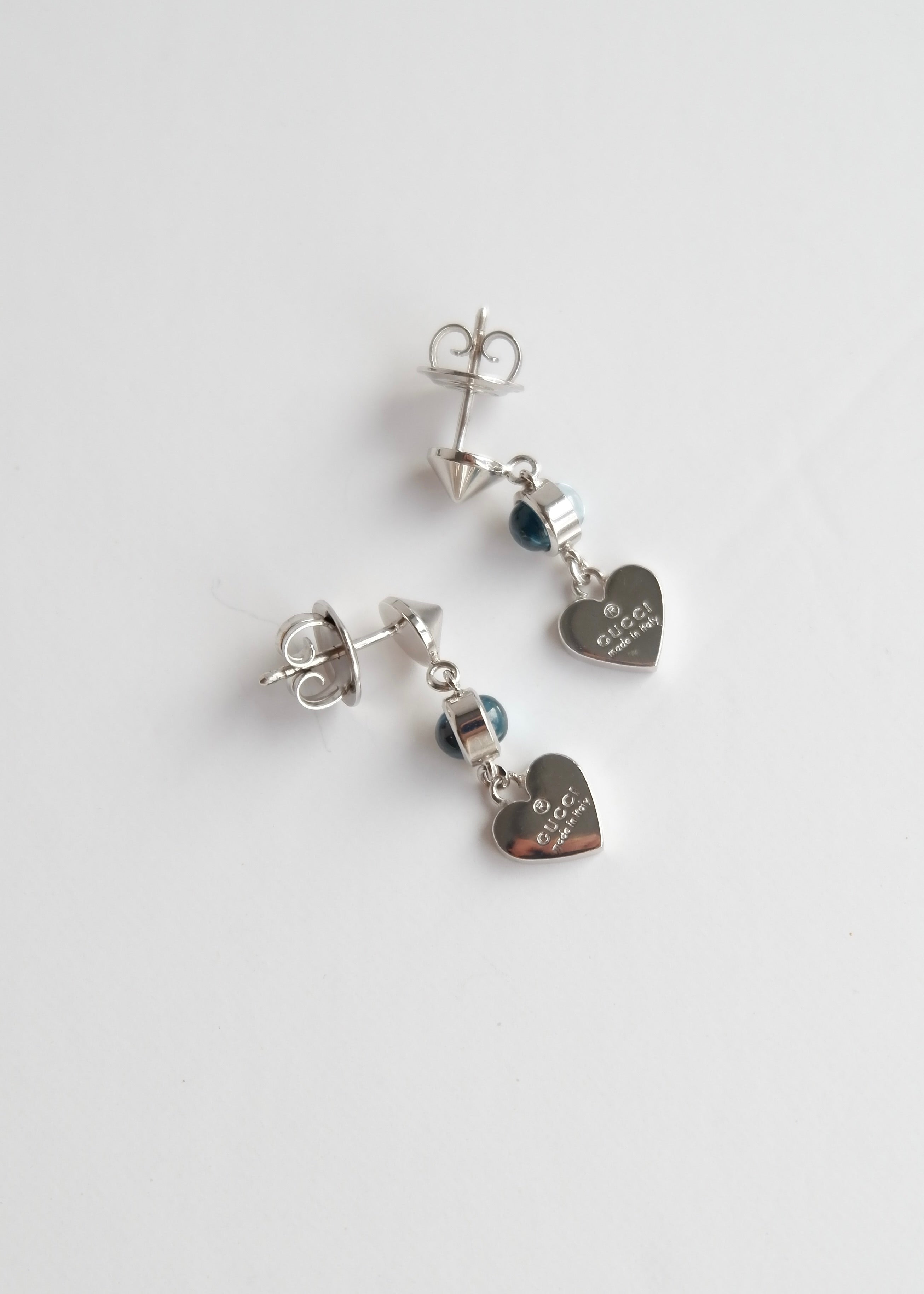 Boucles d'oreilles pendantes Gucci cœurs argentés avec pierres bleues, pré-aimées et authentiques