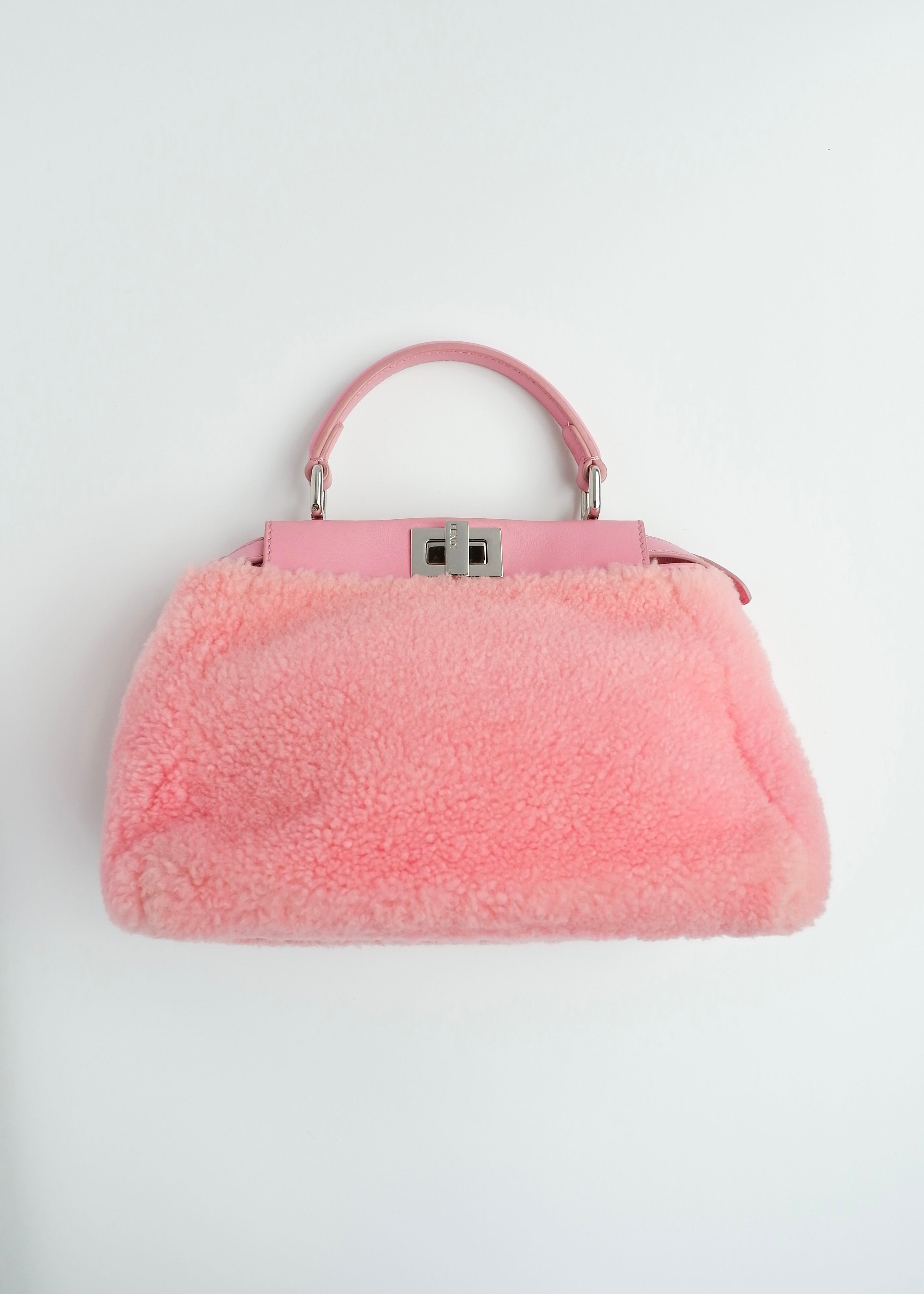 Authentique sac Fendi Peekaboo petit modèle en shearling rose et cuir, d'occasion