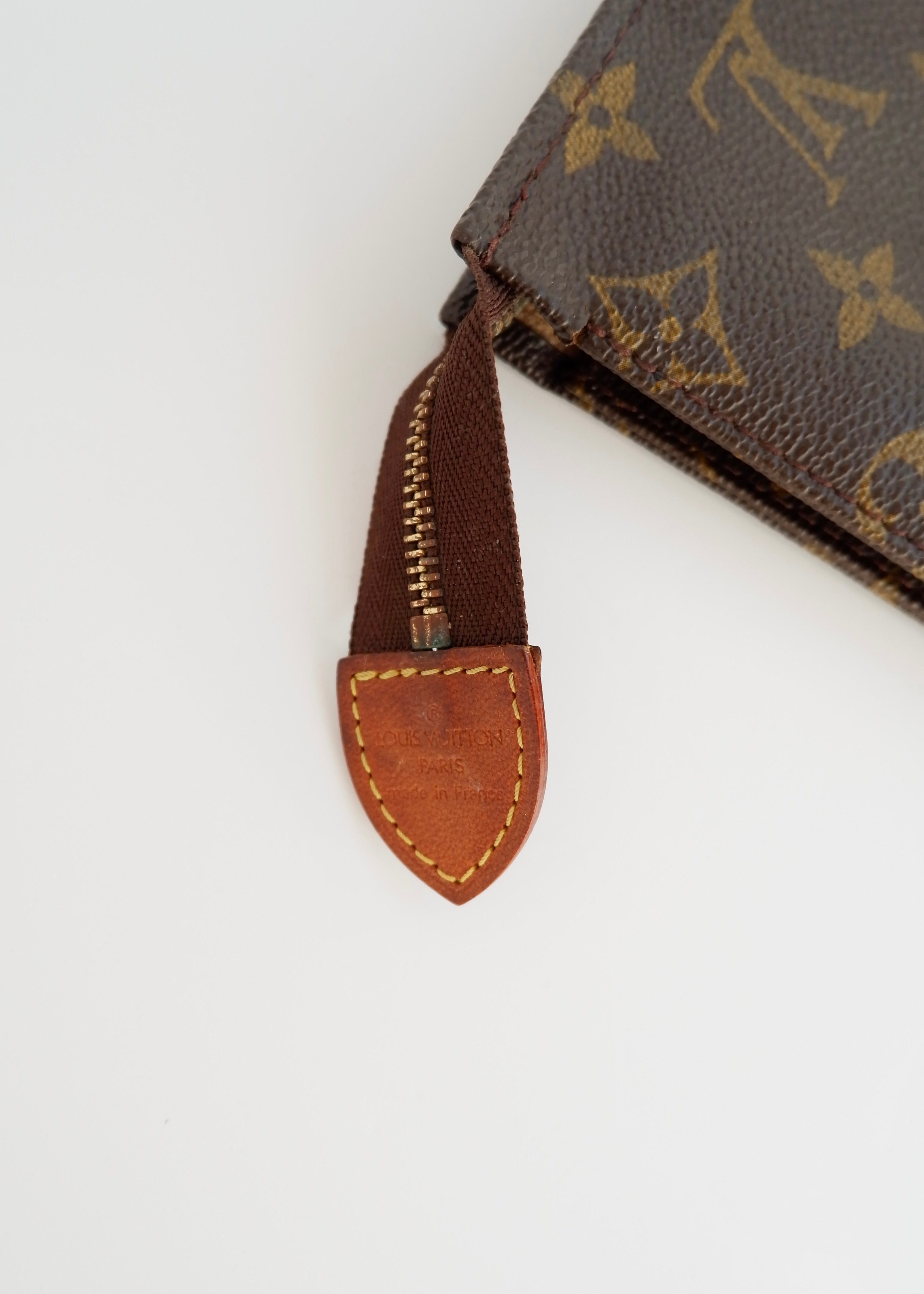 Authentique trousse de toilette monogramme Louis Vuitton d'occasion 26