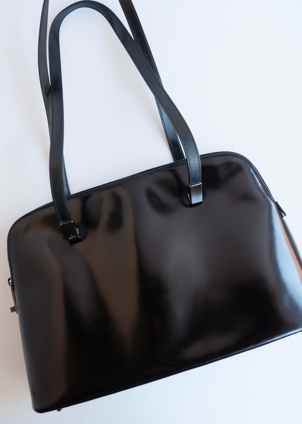 Sac bandoulière long Gucci authentique d'occasion en cuir verni noir