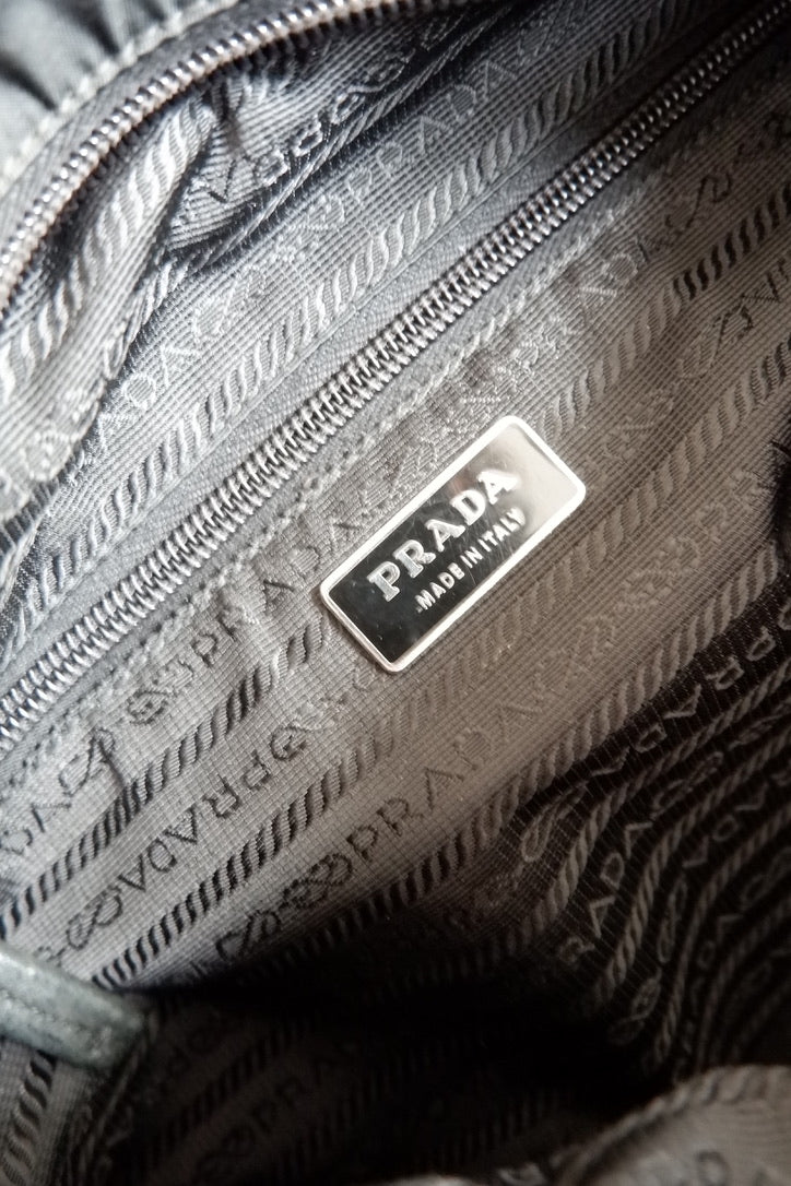 Authentique fourre-tout en nylon noir Prada d'occasion