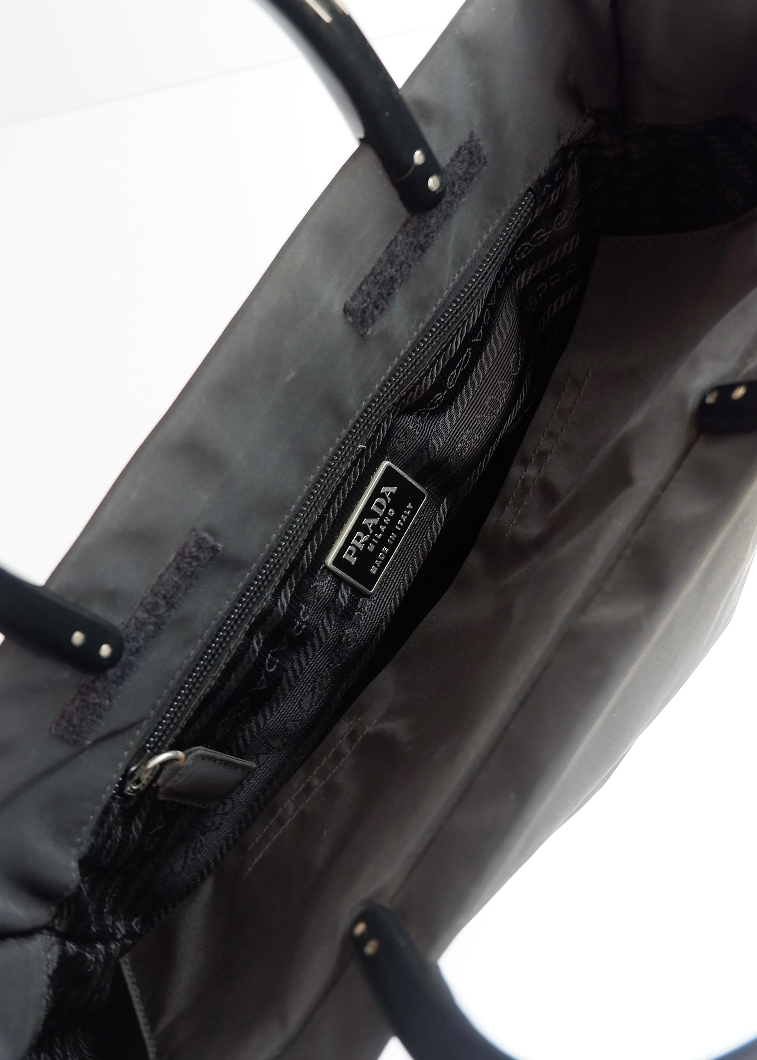 Sac à main Prada d'occasion authentique en nylon noir avec anse en acétate