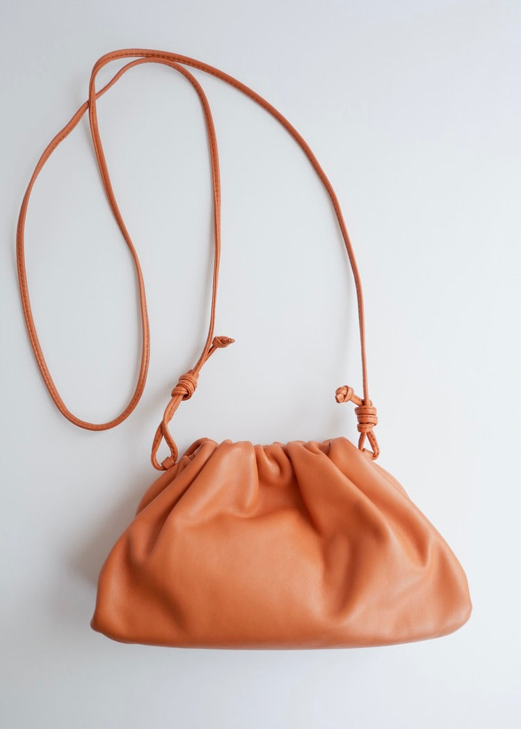 Authentique sac bandoulière Bottega Veneta Mini Pouch en cuir marron d'occasion