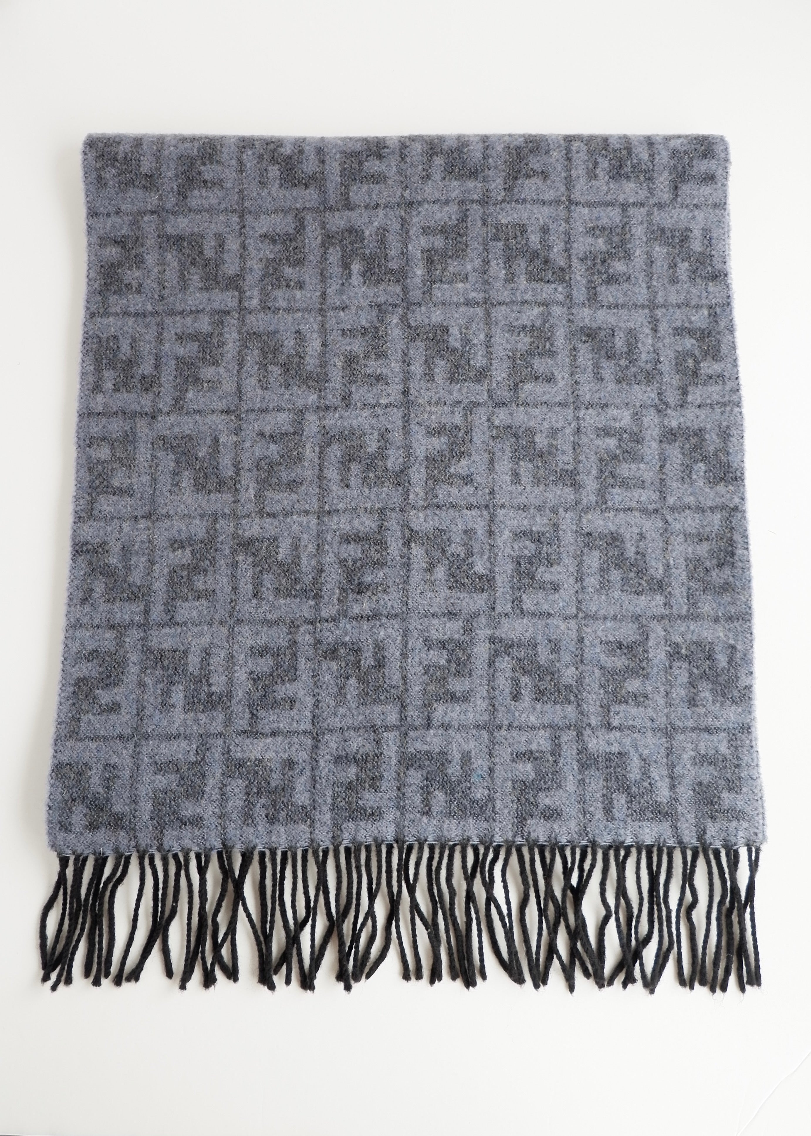 Écharpe Fendi authentique d'occasion en laine imprimée Zucca gris-bleu