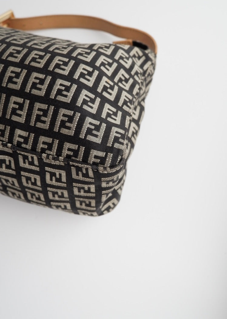 Authentique pochette Fendi d'occasion en toile/cuir Zucchino noire