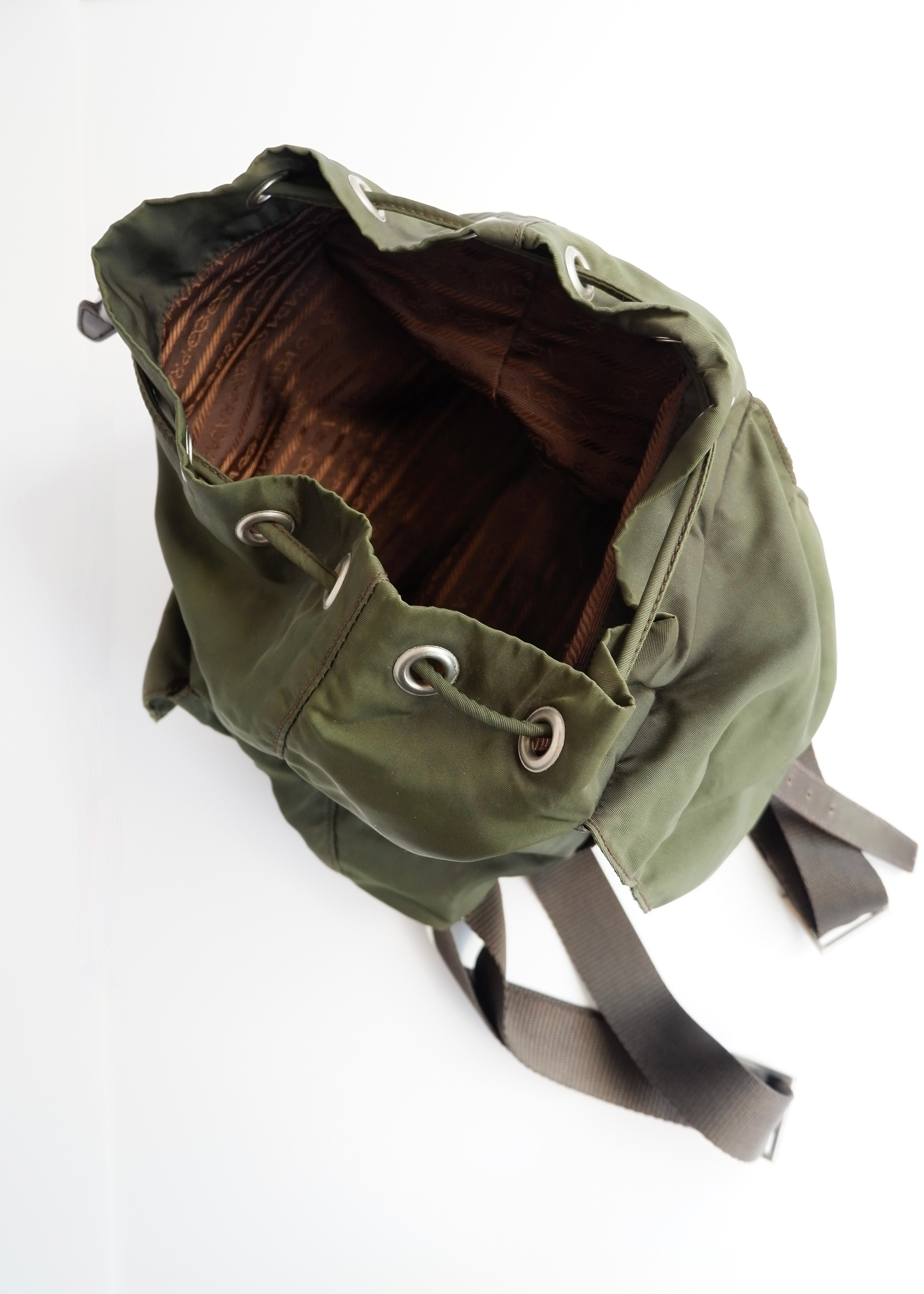 Sac à dos Prada en nylon vert authentique d'occasion