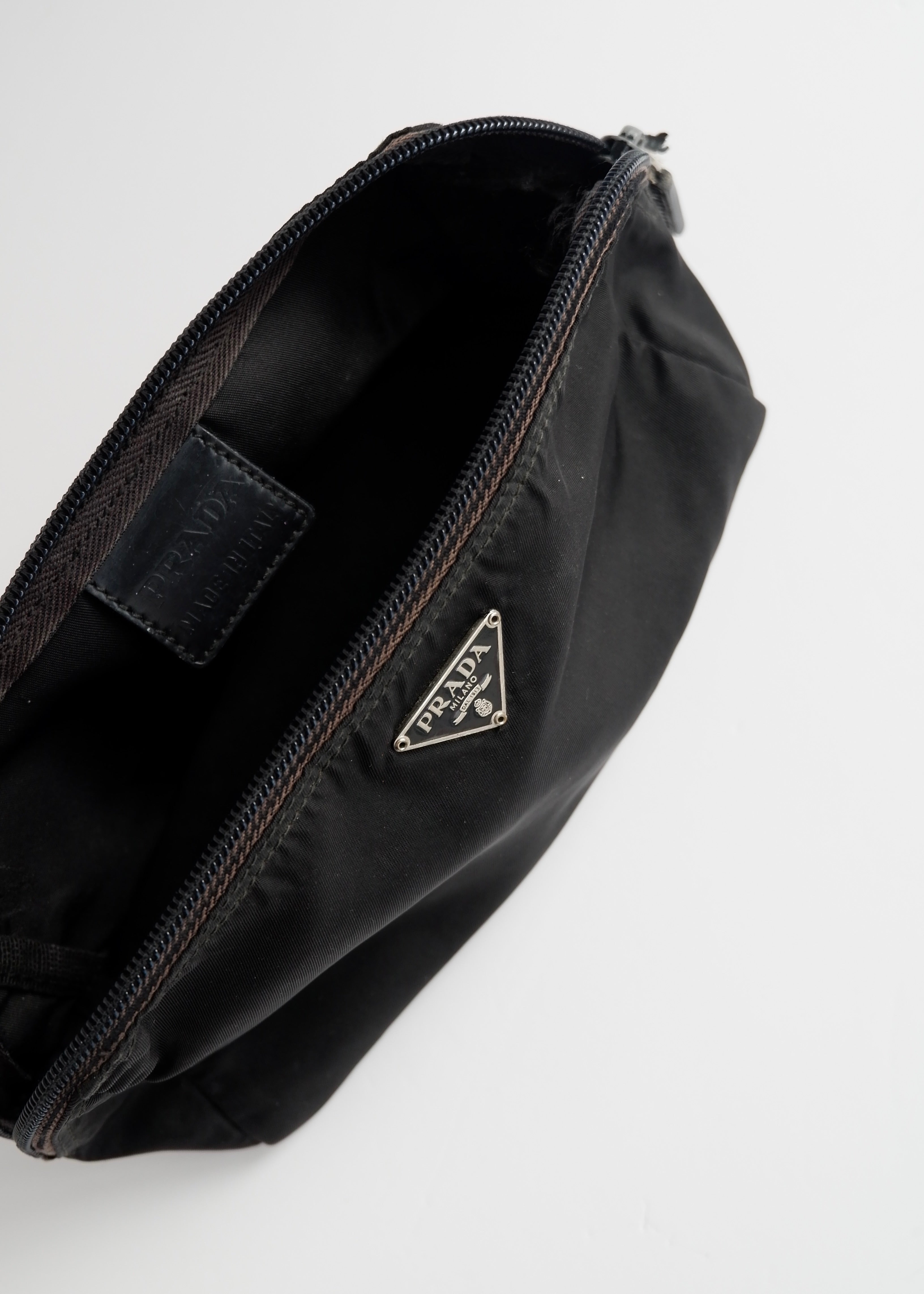 Pochette Prada noire en nylon, petite, authentique et d'occasion