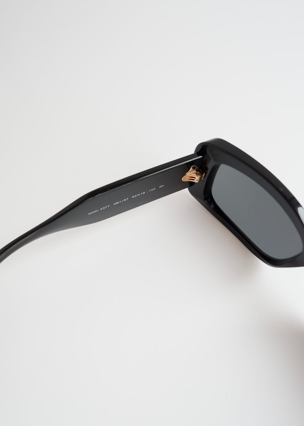 Lunettes de soleil carrées noires Versace d'occasion authentiques