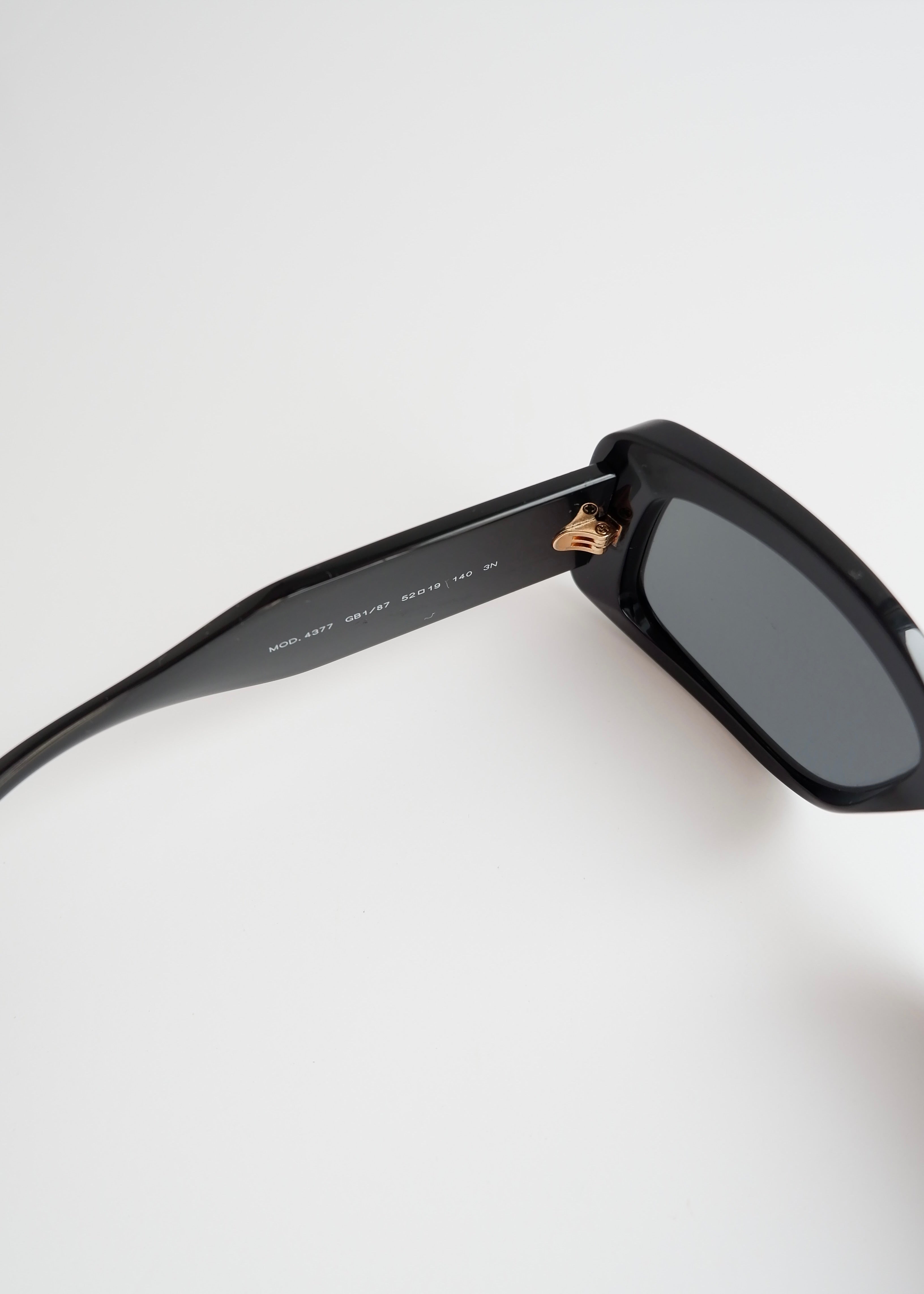 Lunettes de soleil carrées noires Versace d'occasion authentiques