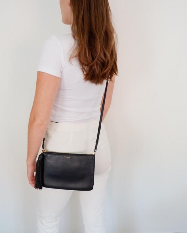 Authentique Sac bandoulière Saint Laurent YSL Monogramme Adolescent en cuir noir d'occasion