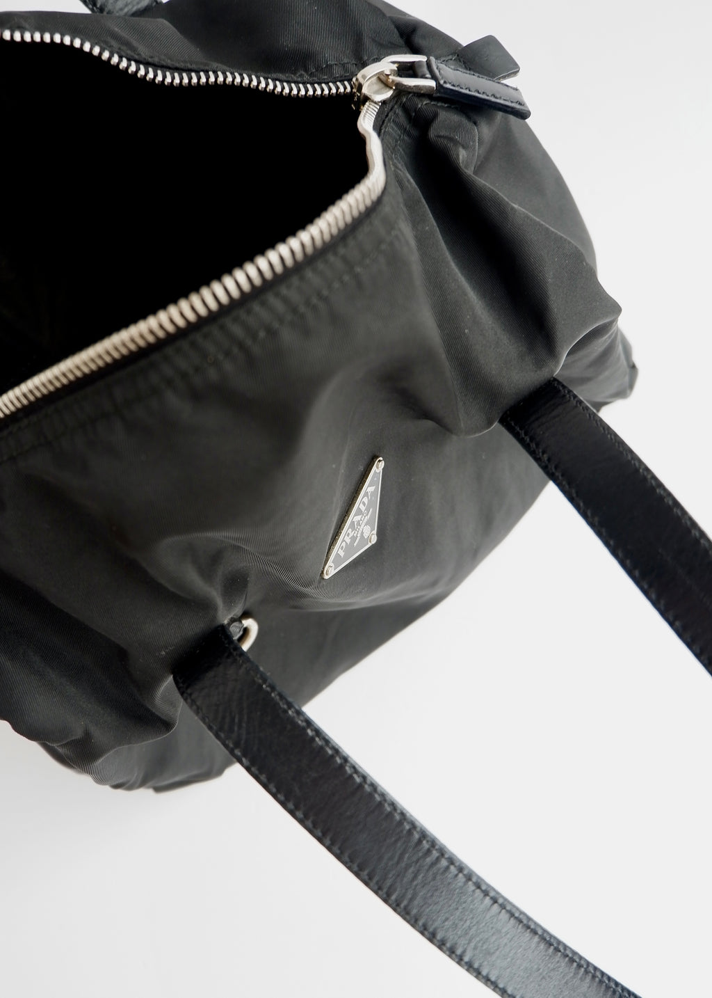 Sac à bandoulière Prada Bowler en nylon noir authentique d'occasion