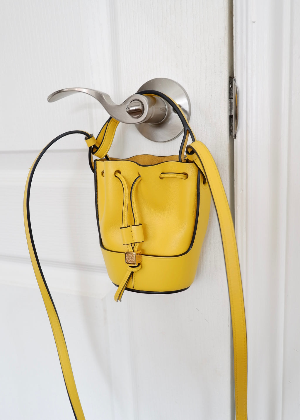 Authentique sac Loewe Balloon Nano en cuir jaune d'occasion