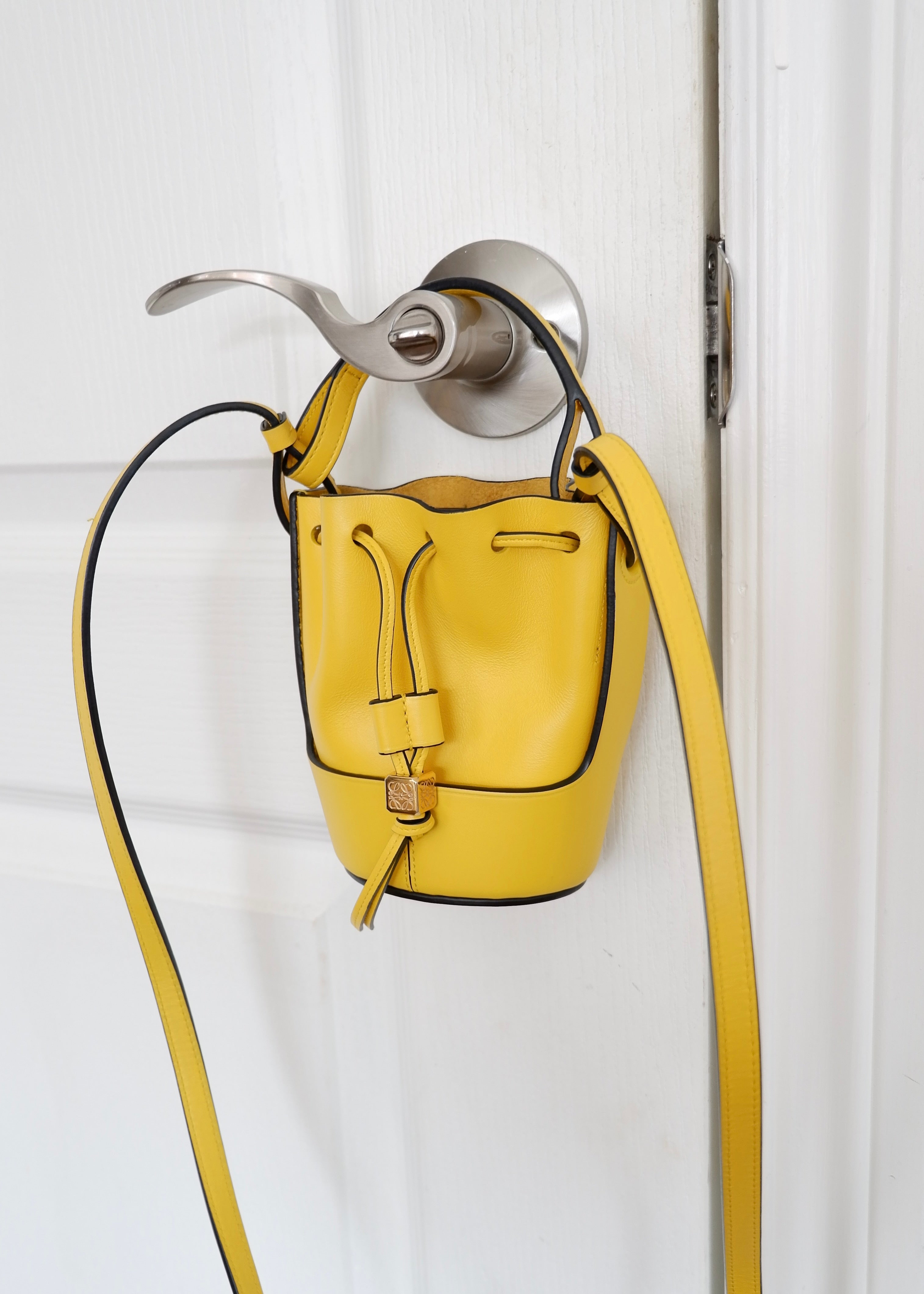 Authentique sac Loewe Balloon Nano en cuir jaune d'occasion
