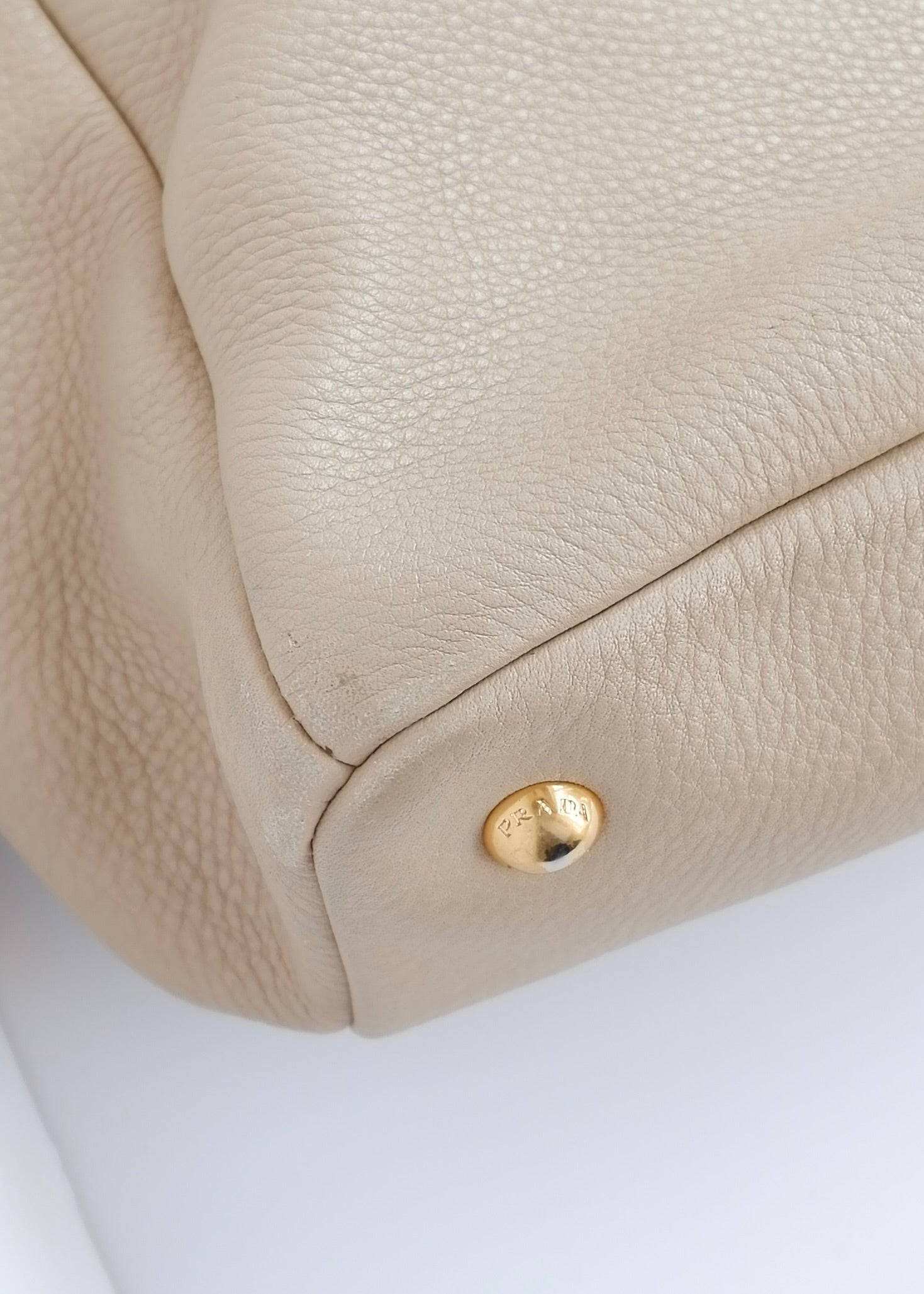 Sac cabas/bandoulière Prada en cuir beige, authentique, d'occasion