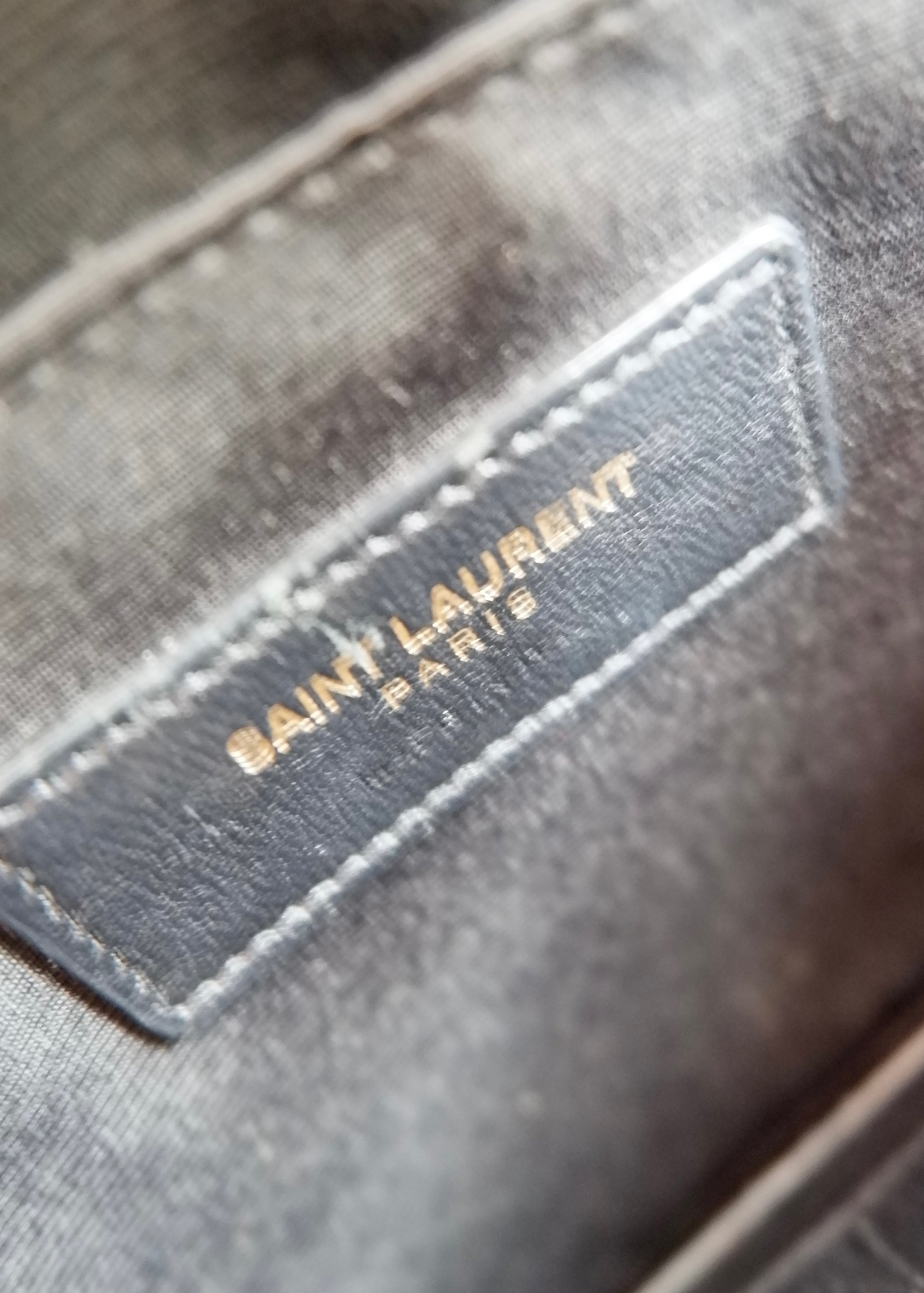 Authentique Sac bandoulière Saint Laurent YSL Monogramme Adolescent en cuir noir d'occasion