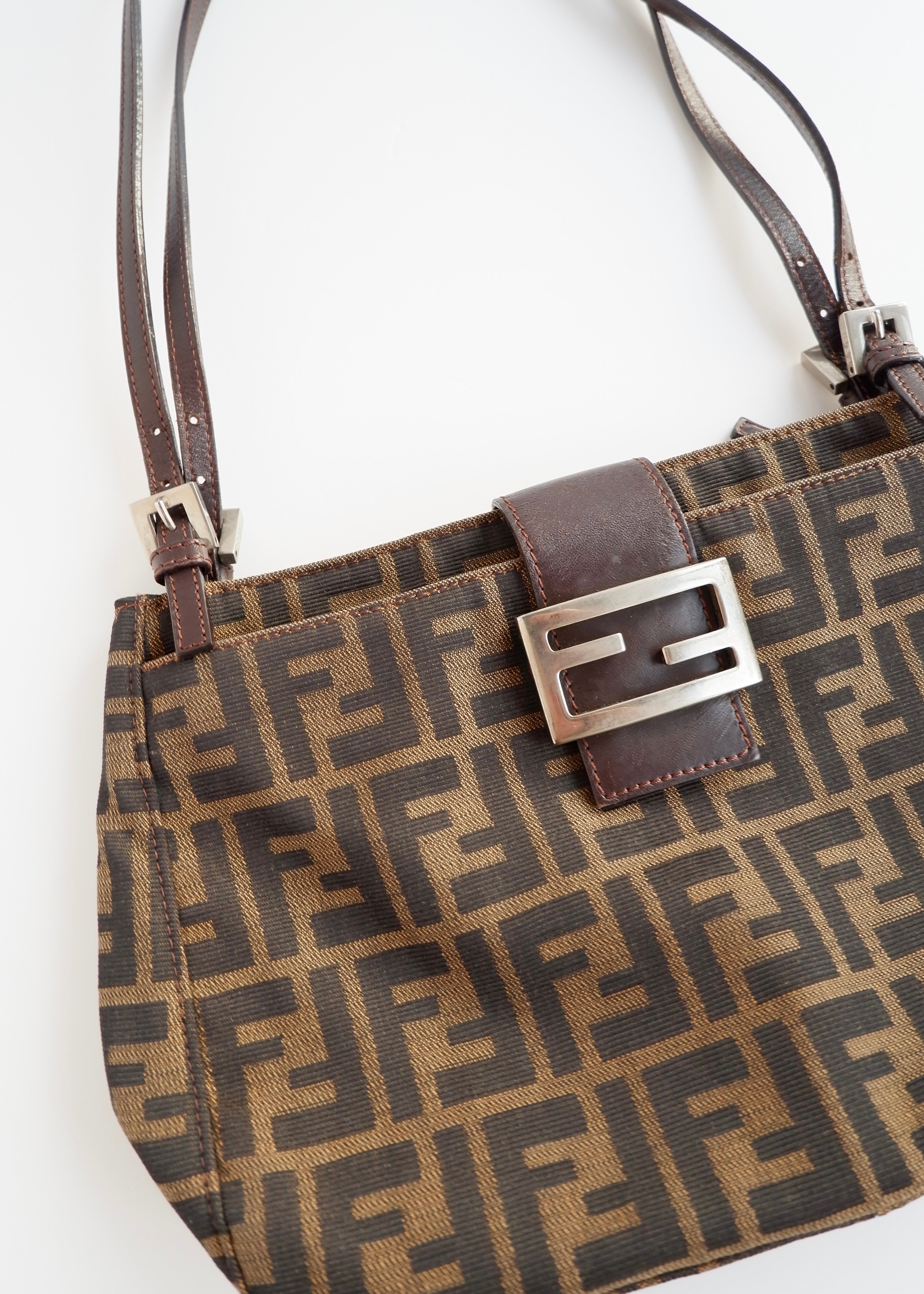 Sac à bandoulière Fendi Hobo Zucca marron authentique d'occasion