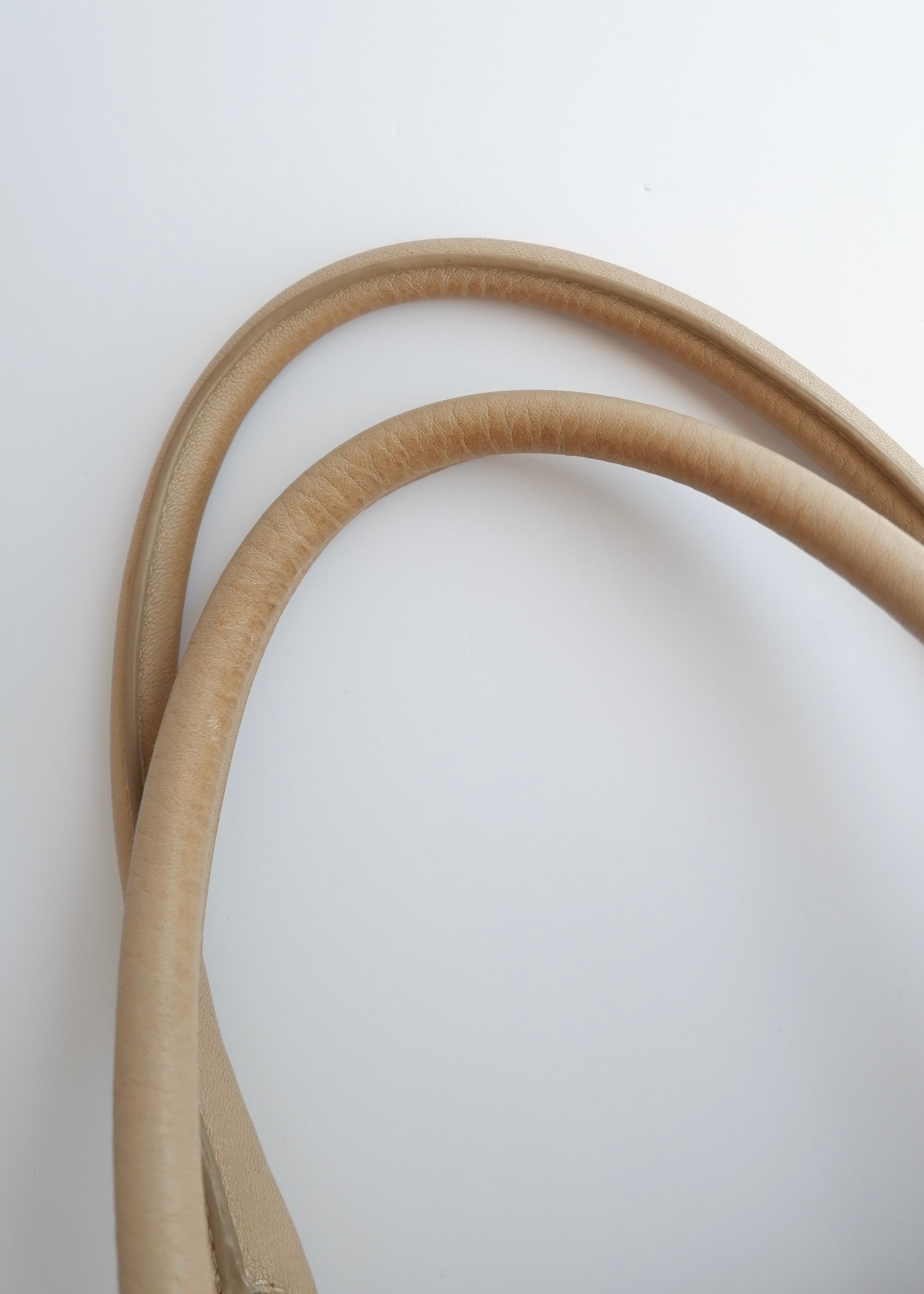 Sac cabas/bandoulière Prada en cuir beige, authentique, d'occasion