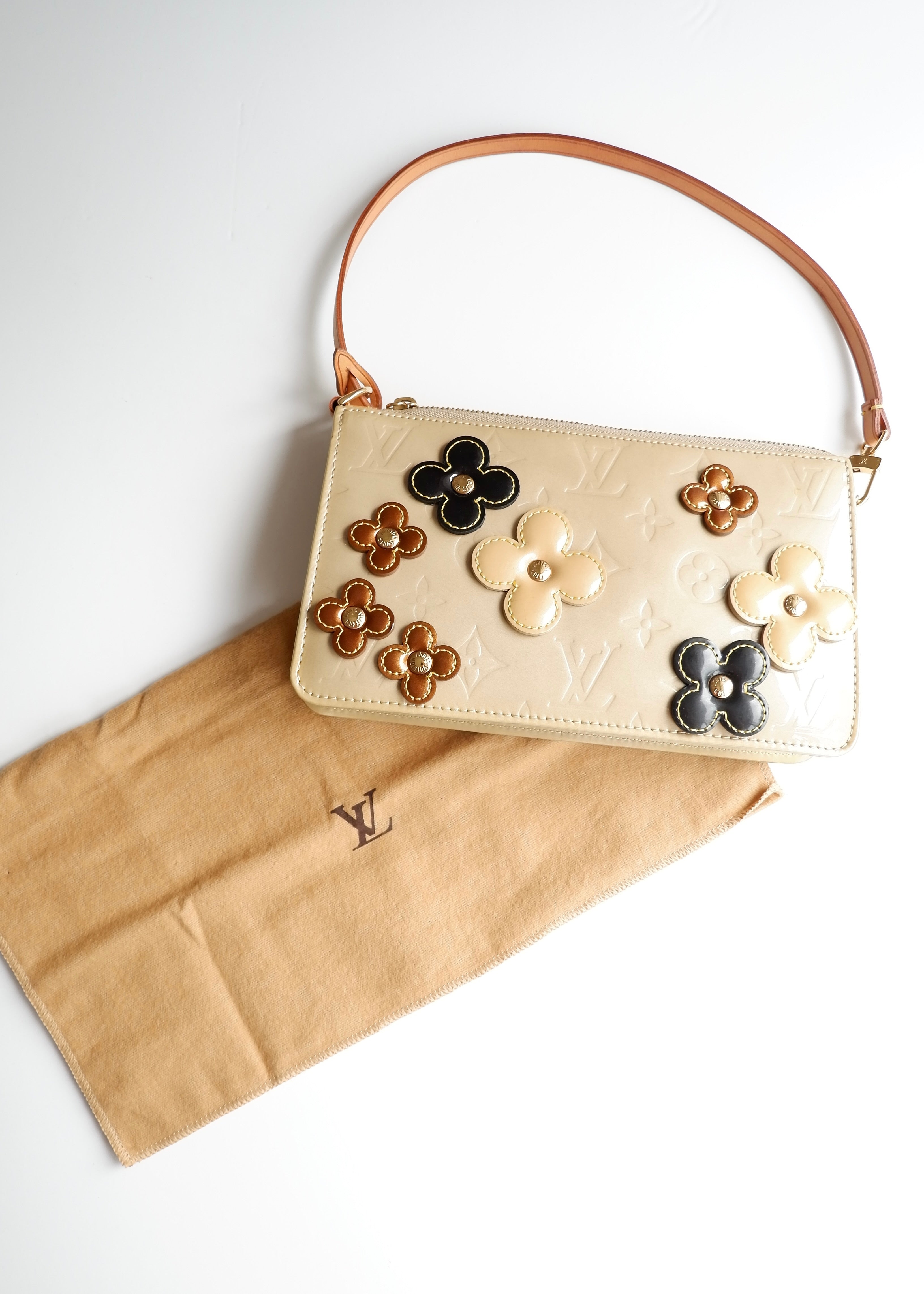 Authentique Pochette Louis Vuitton Lexington en Cuir Verni Beige Floral d'occasion
