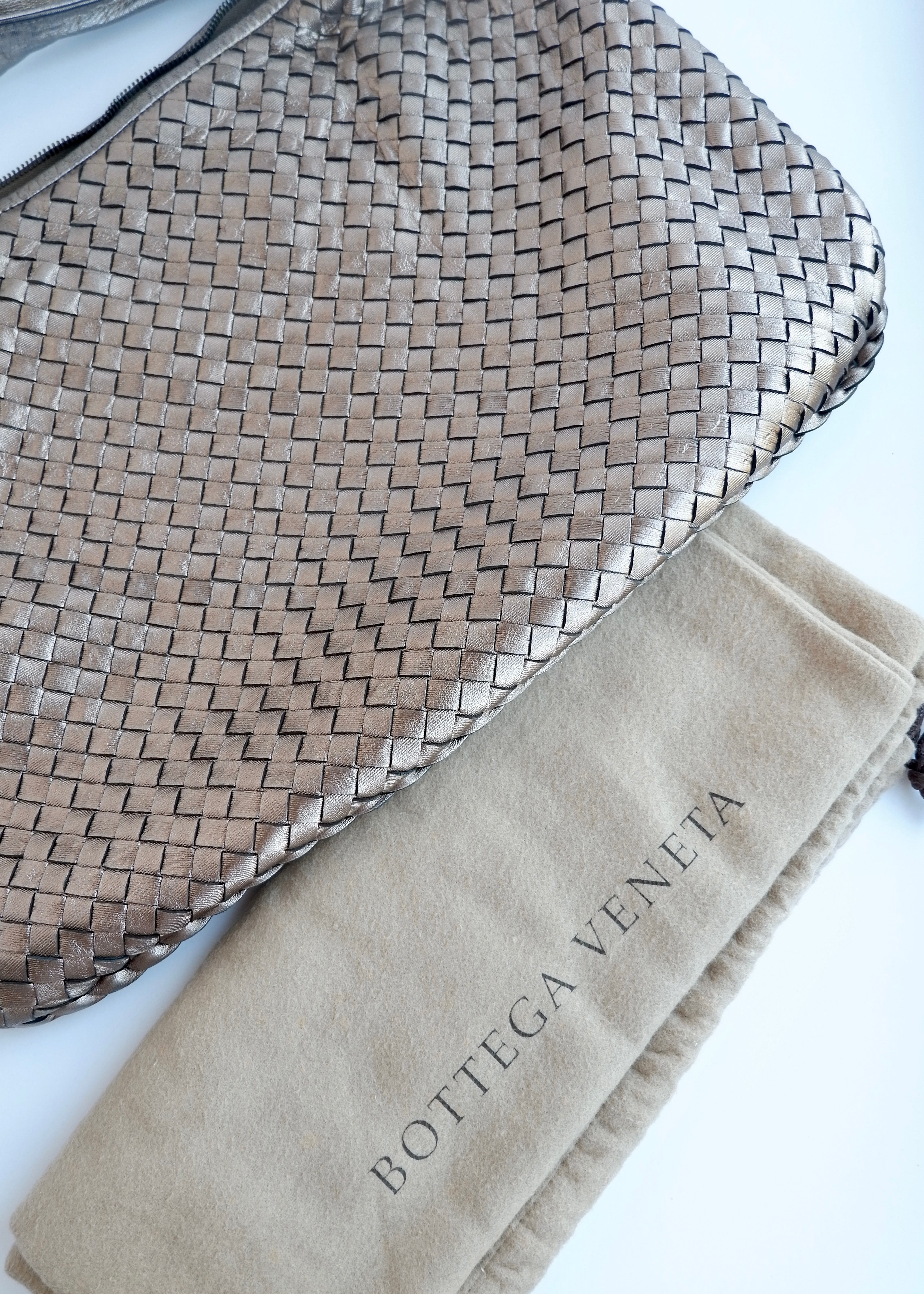 Sac porté épaule hobo Bottega Veneta Intrecciato en cuir bronze métallique d'occasion authentique