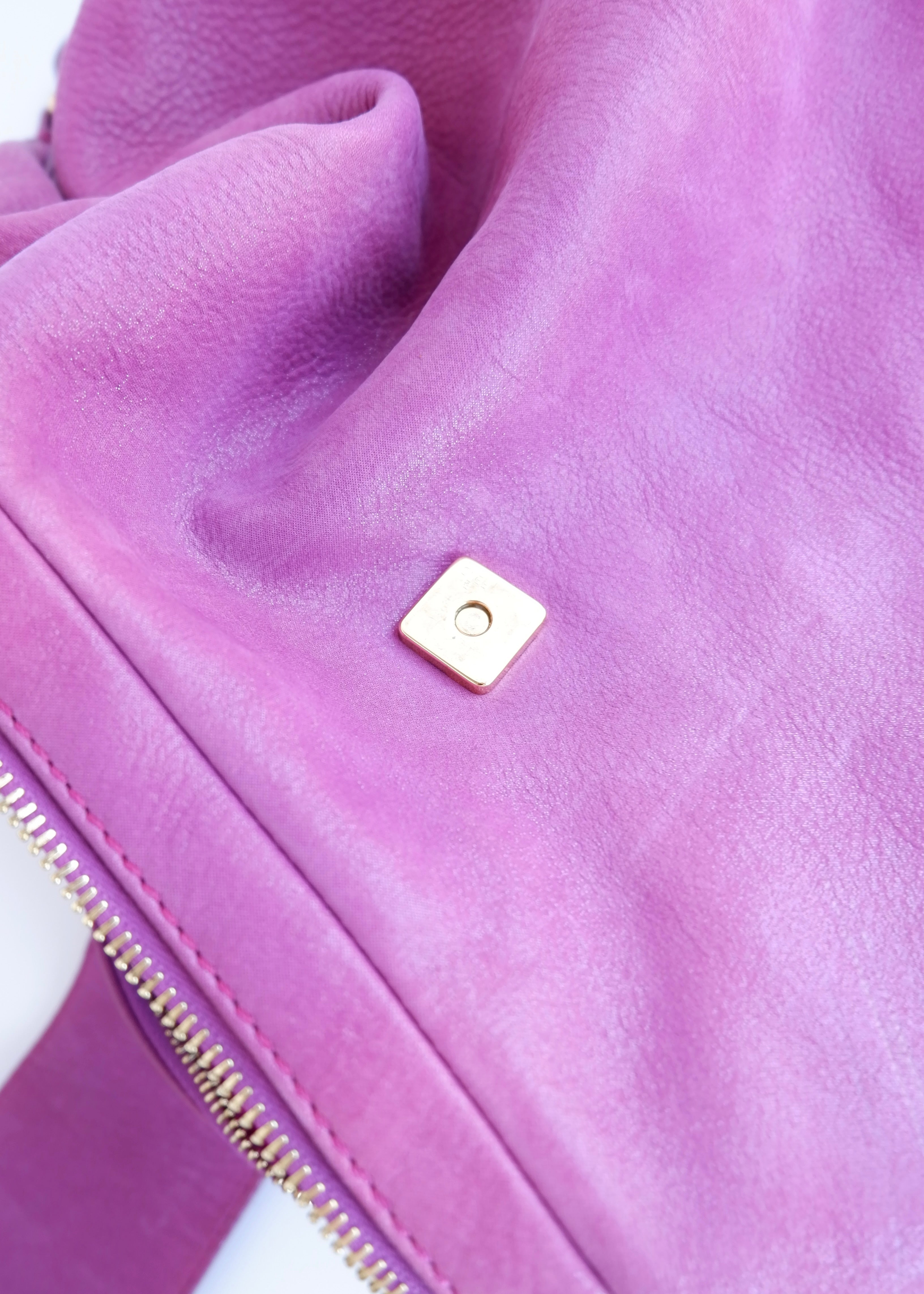 Authentique sac porté épaule Fendi hobo en daim magenta d'occasion