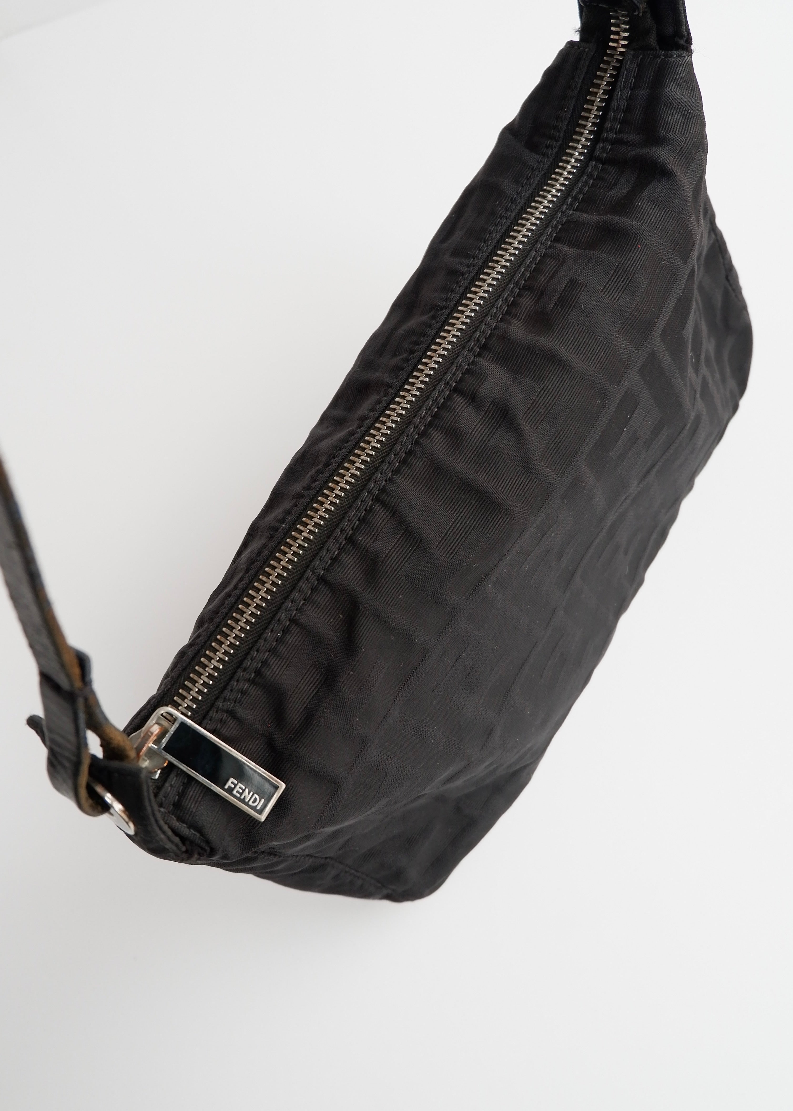 Sac bandoulière Fendi Zucca en toile noire authentique d'occasion