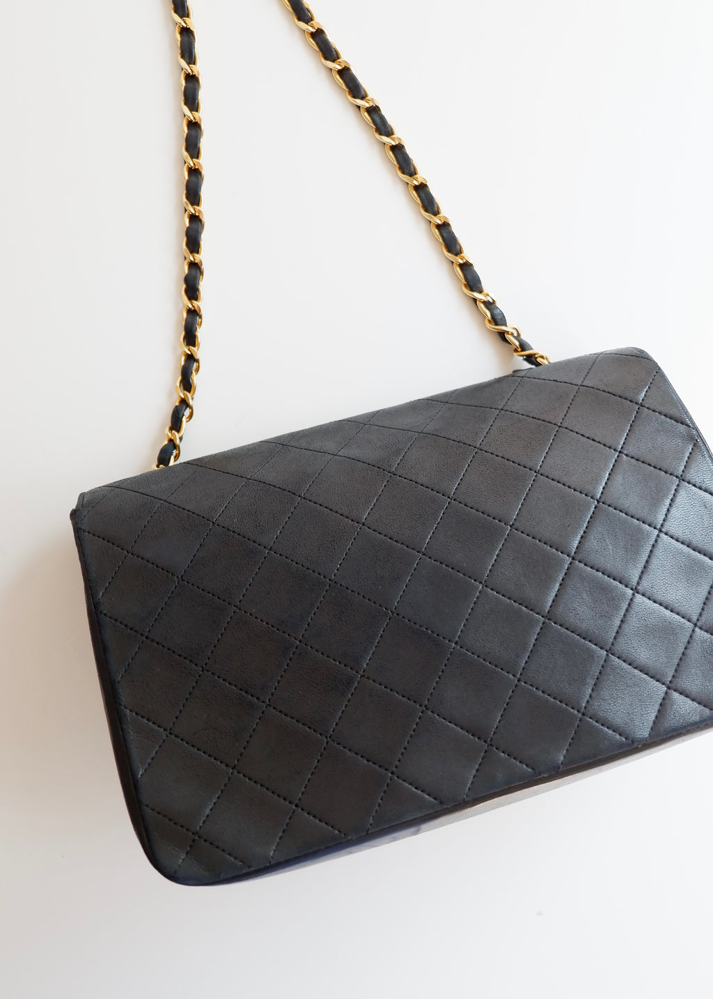 Authentique sac Chanel vintage d'occasion en agneau noir à rabat simple avec quincaillerie dorée