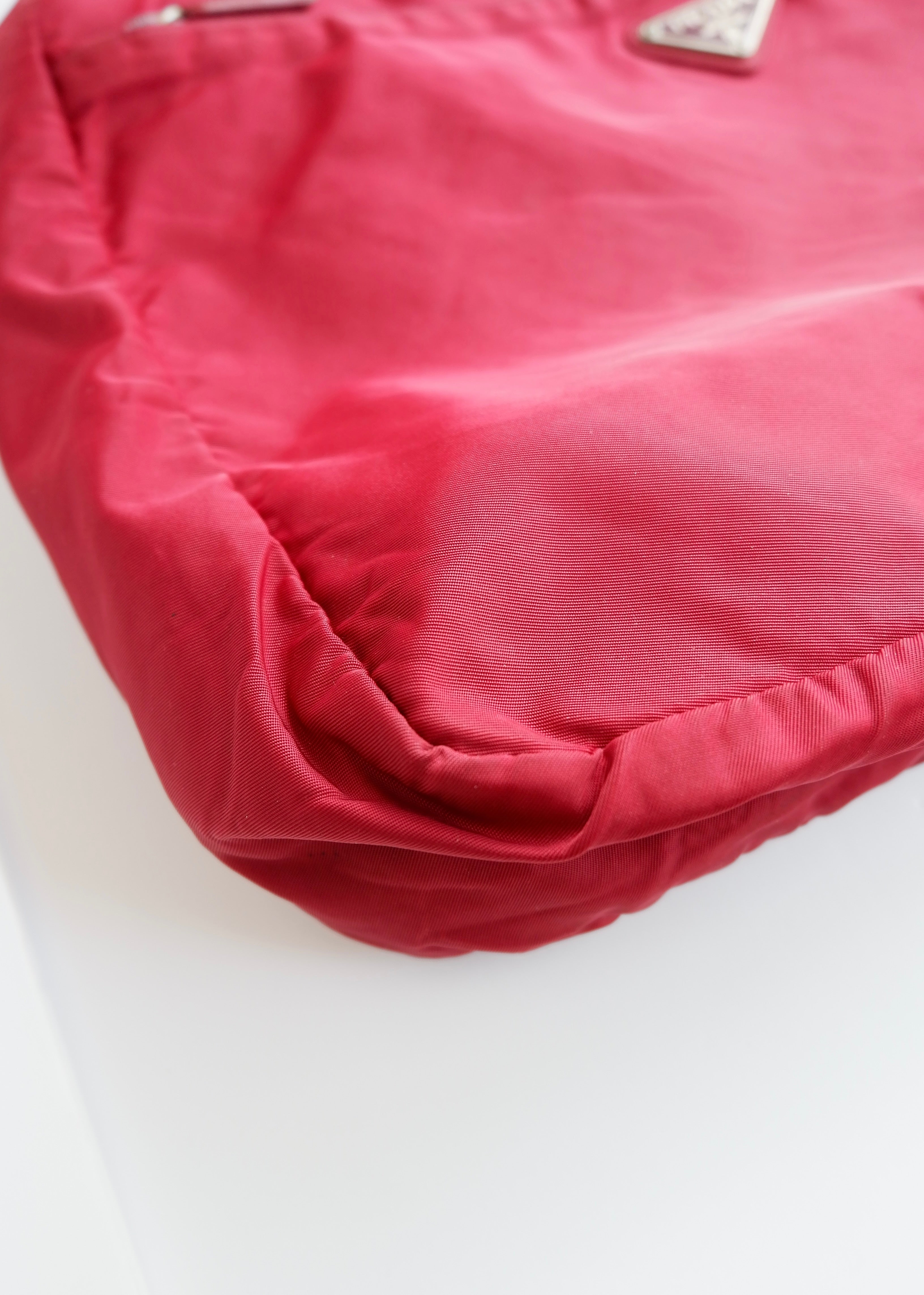 Sac fourre-tout Prada authentique d'occasion en nylon rouge