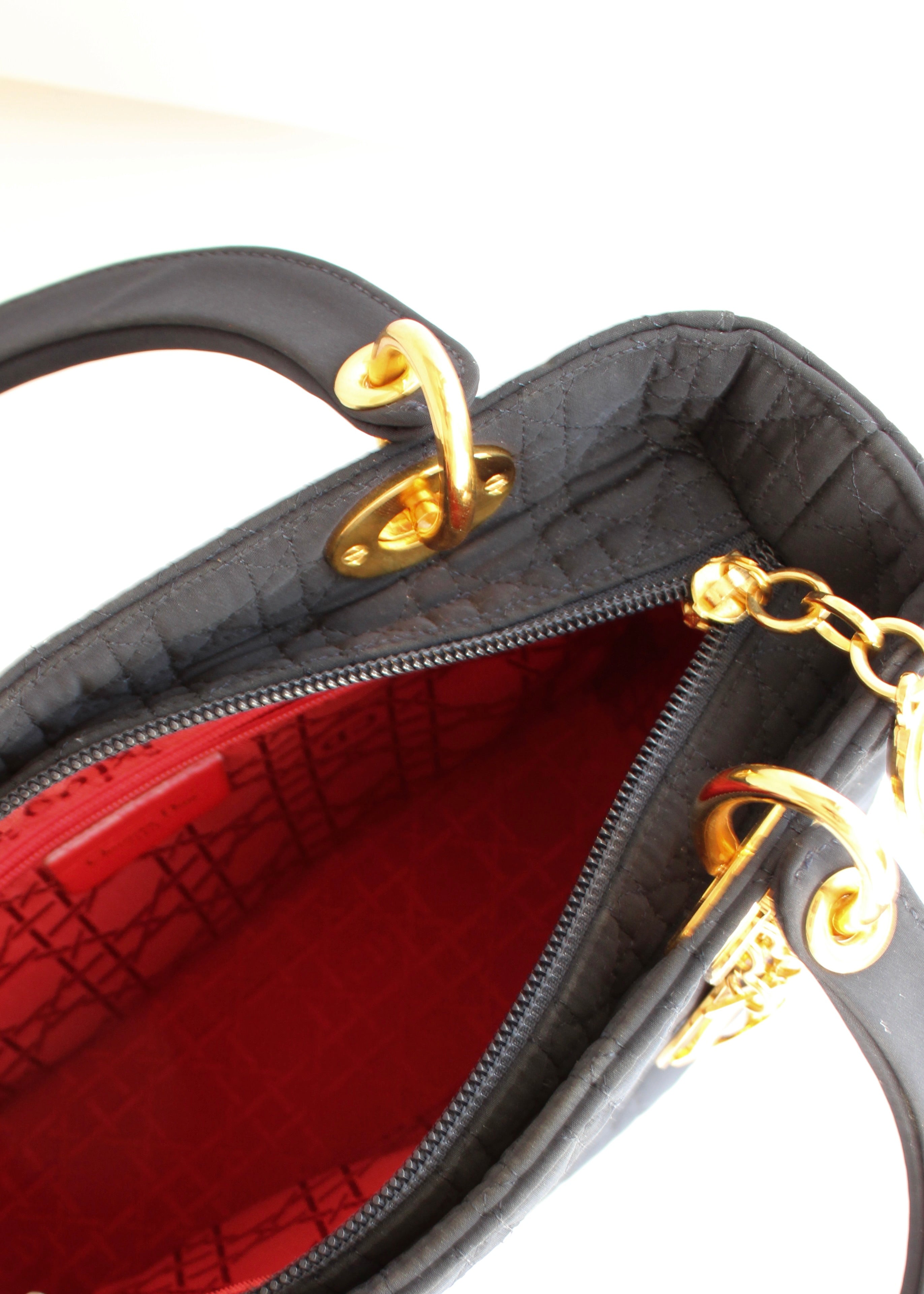 Sac à main Christian Dior Lady Dior Medium en toile bleu marine, d'occasion authentique, avec accastillage doré