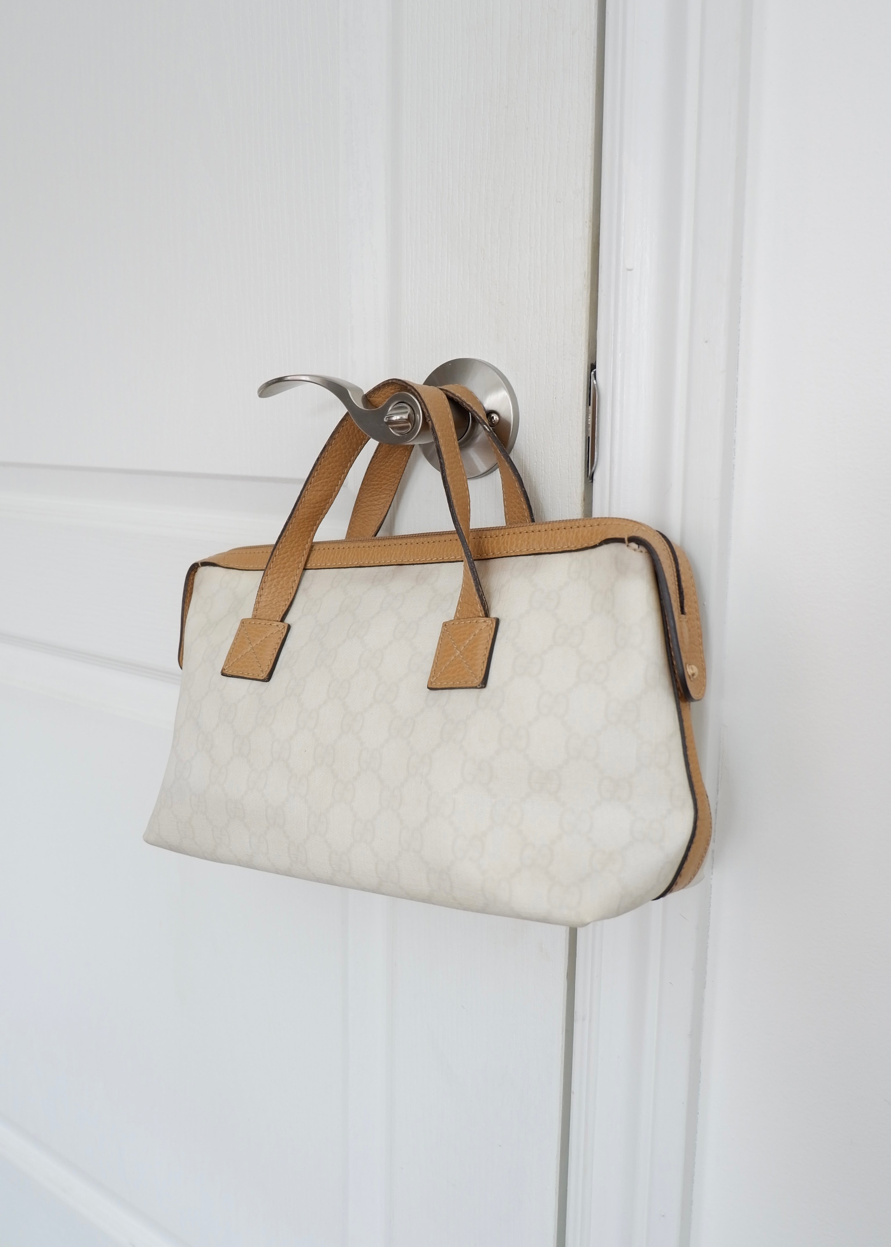 Sac à main Gucci Authentique d'occasion en toile GG blanche, modèle East West