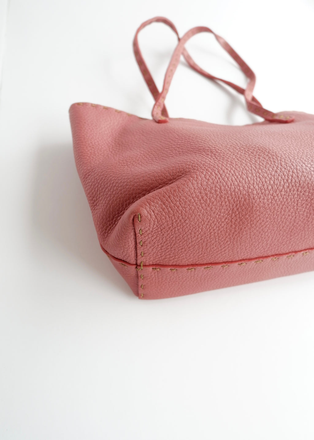 Sac à main Fendi Selleria en cuir rose authentique d'occasion, petite taille