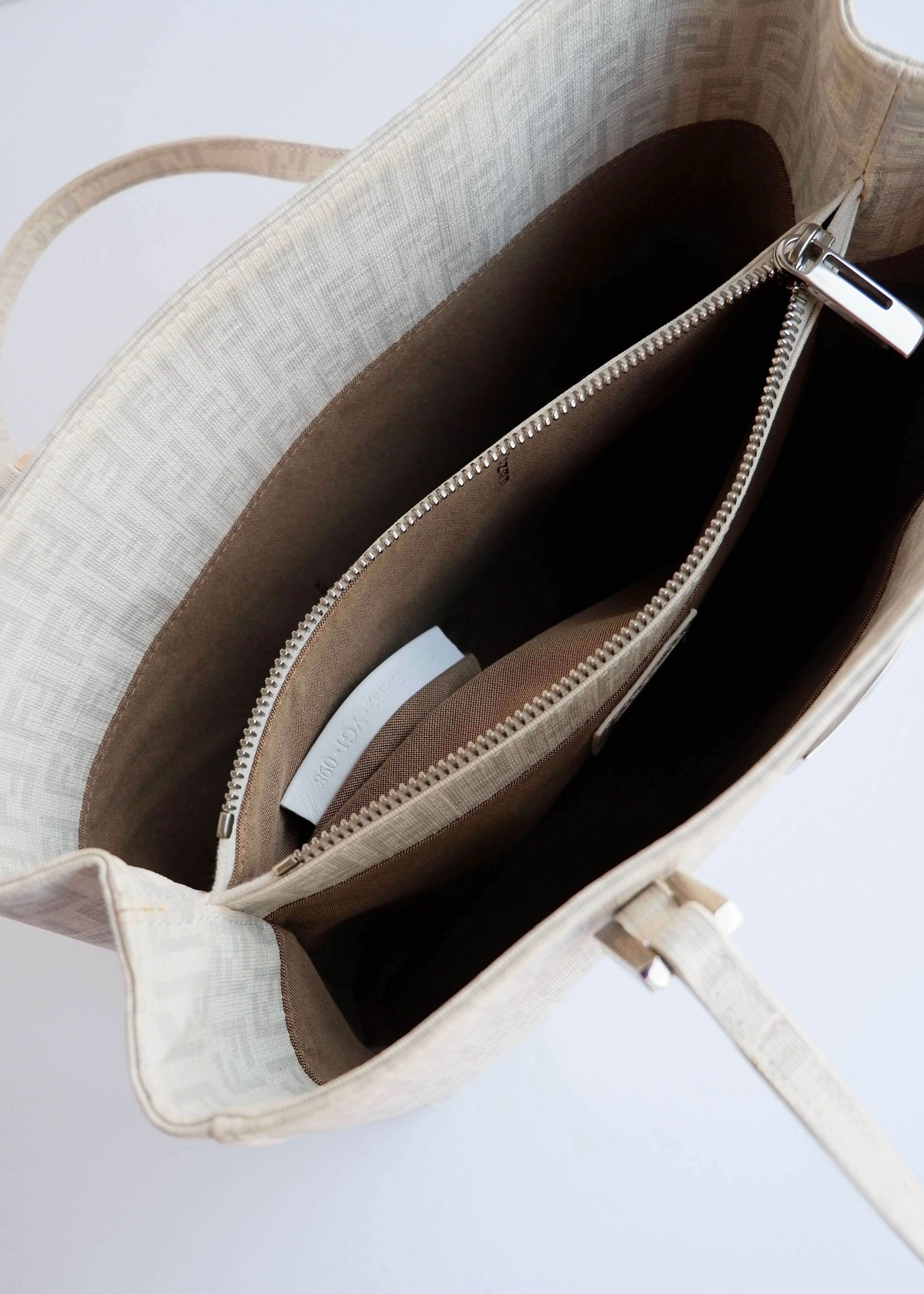 Sac à main Fendi Zucchino blanc d'occasion authentique