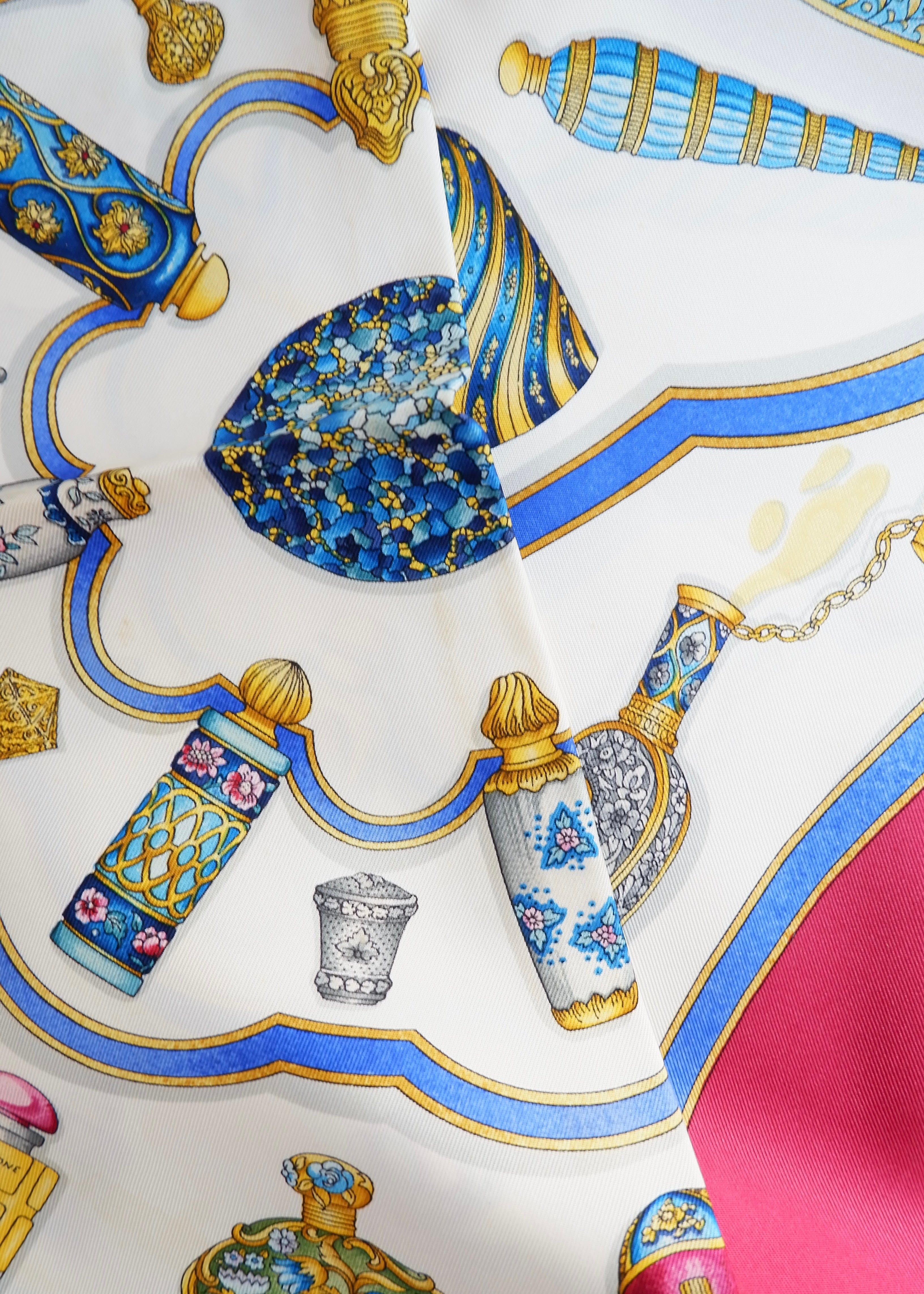 Authentique Foulard en Soie Imprimé Bouteille Antique Hermes d'occasion