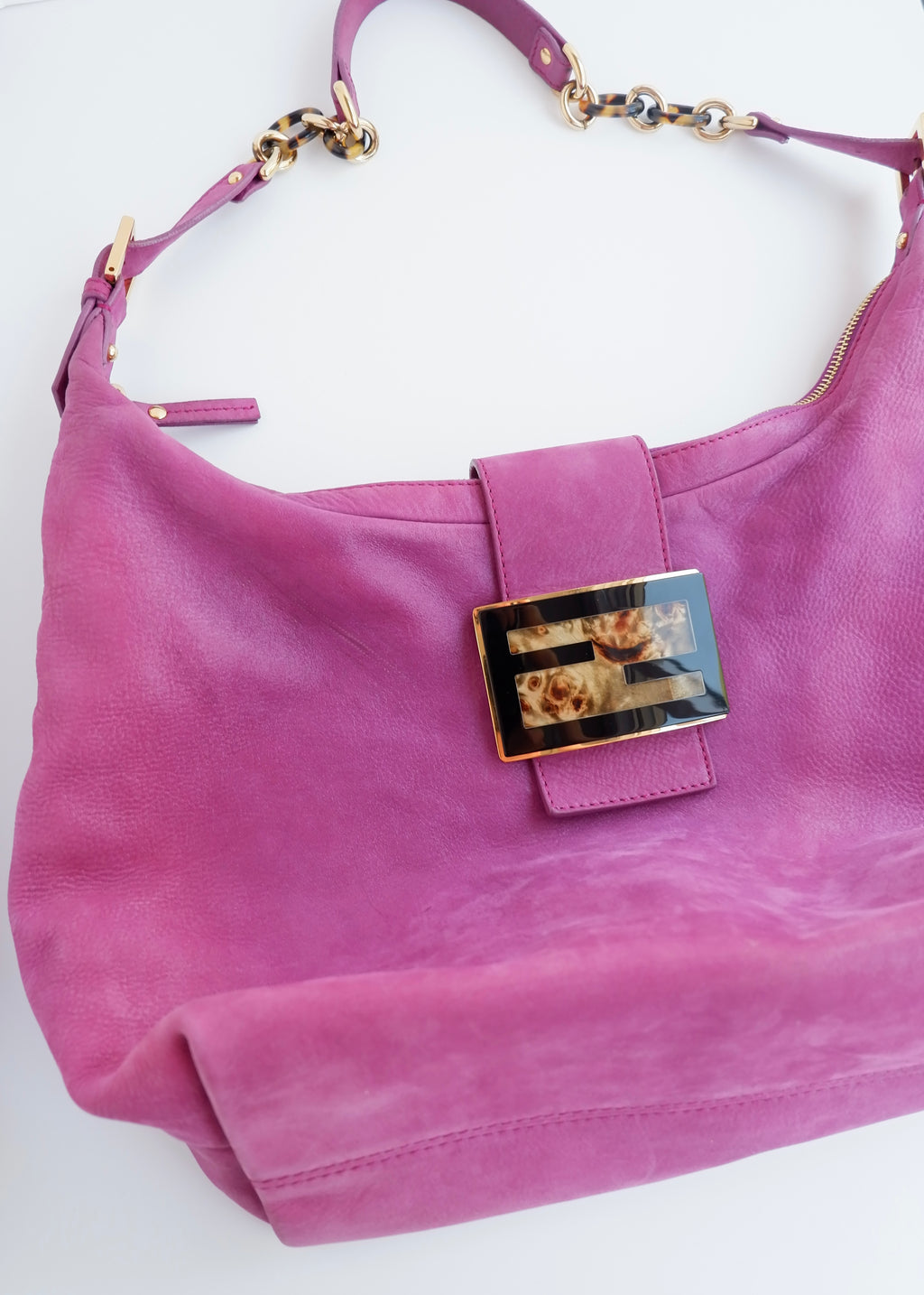 Authentique sac porté épaule Fendi hobo en daim magenta d'occasion