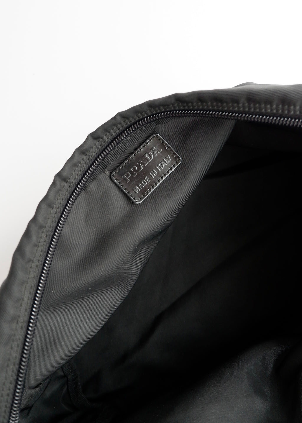 Authentique Pochette Prada Noire en Nylon Grand Modèle d'occasion