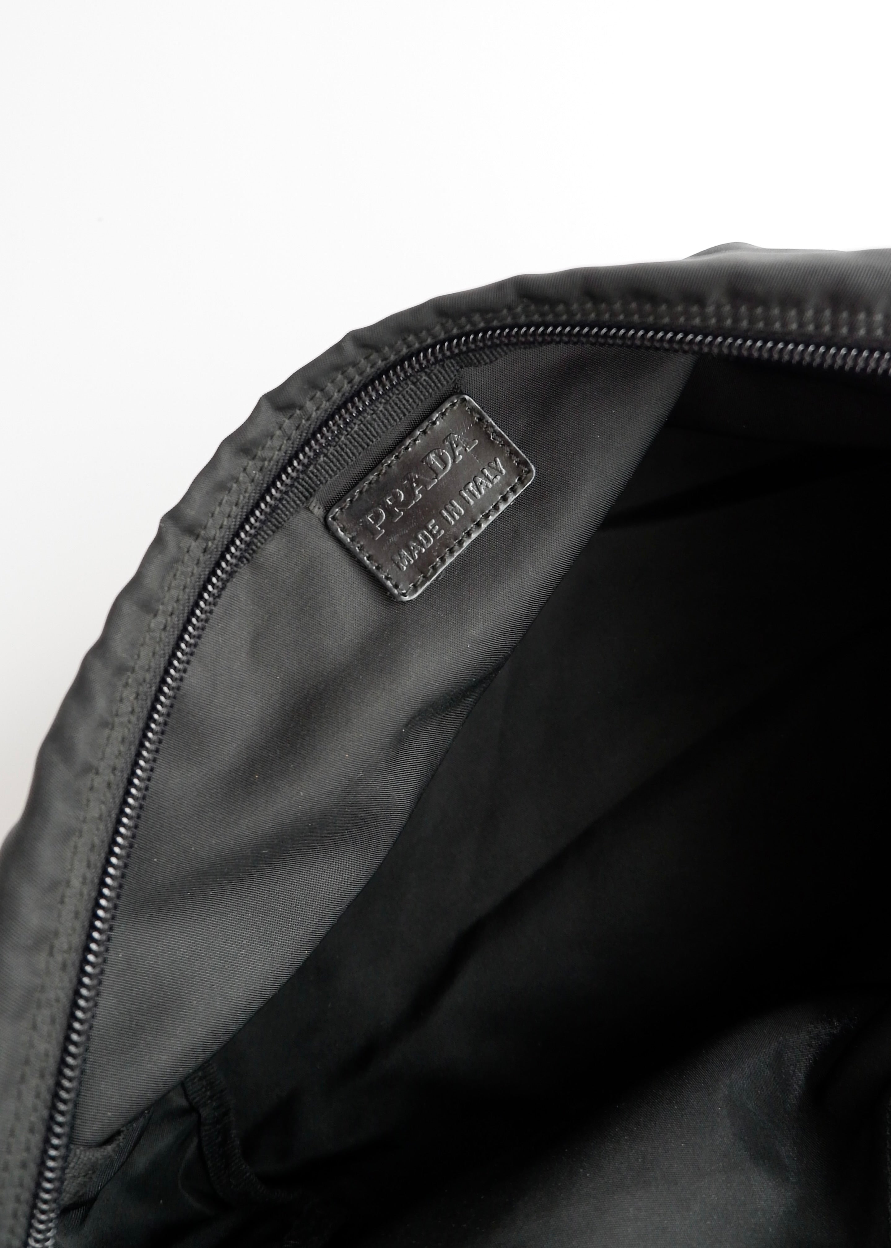 Authentique Pochette Prada Noire en Nylon Grand Modèle d'occasion