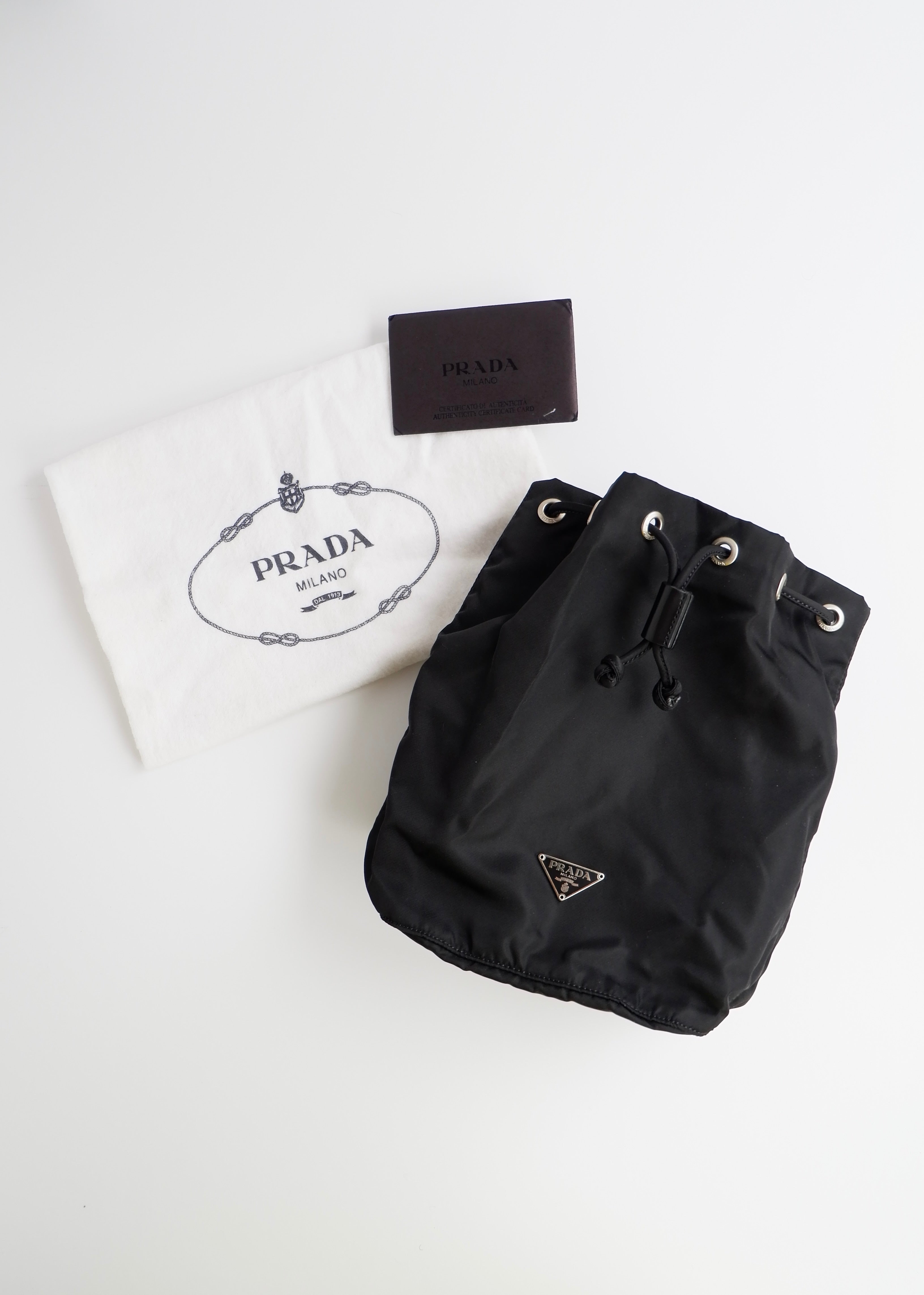 Authentique Pochette Prada en Nylon Noir avec Cordon de Serrage d'occasion