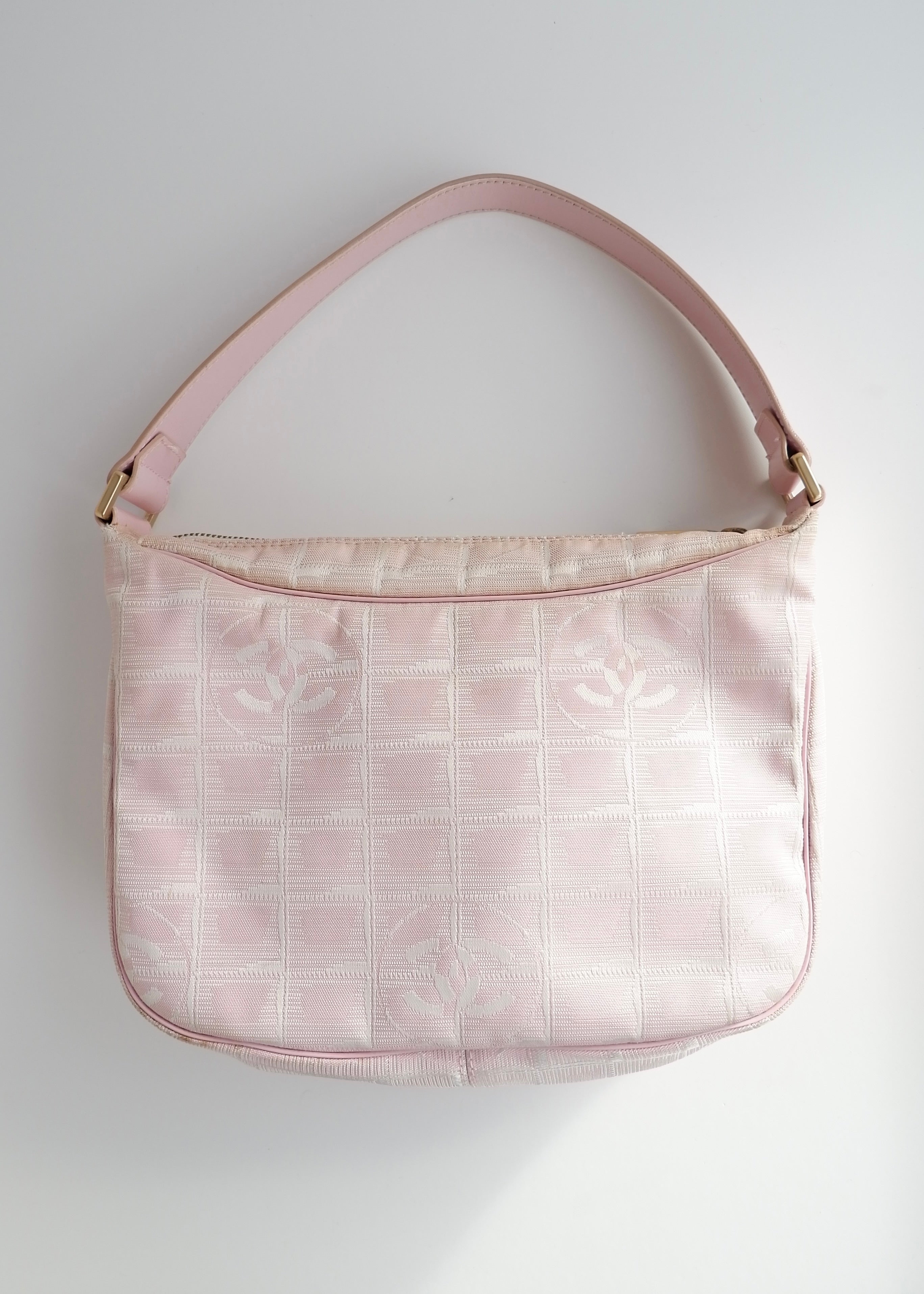 Sac à bandoulière Chanel Travel Line rose d'occasion authentique