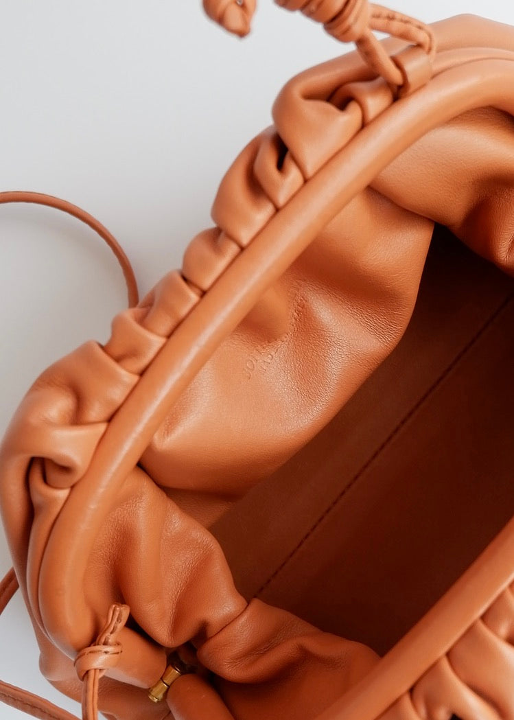 Authentique sac bandoulière Bottega Veneta Mini Pouch en cuir marron d'occasion