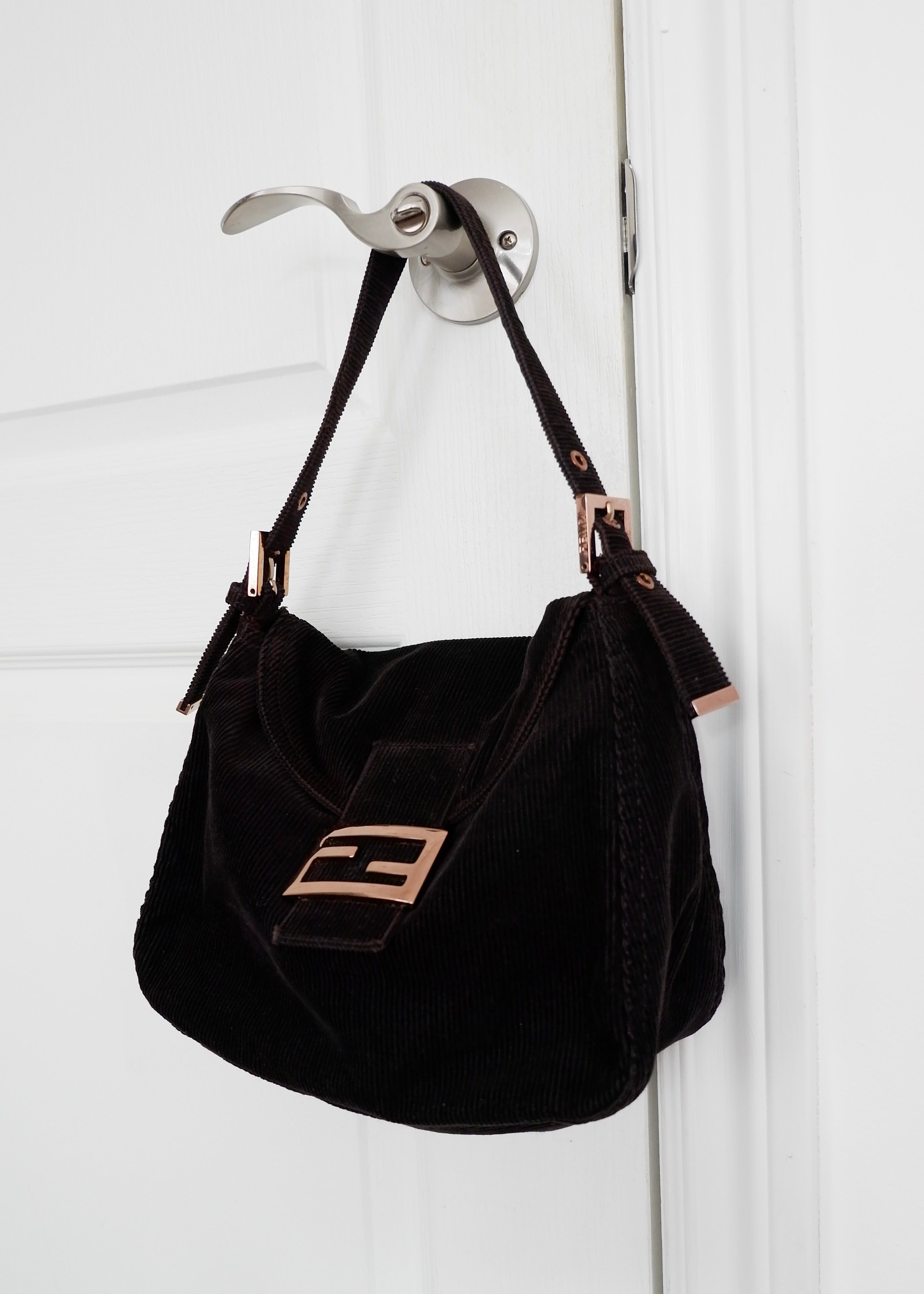 Sac bandoulière baguette Fendi noir en velours côtelé authentique d'occasion