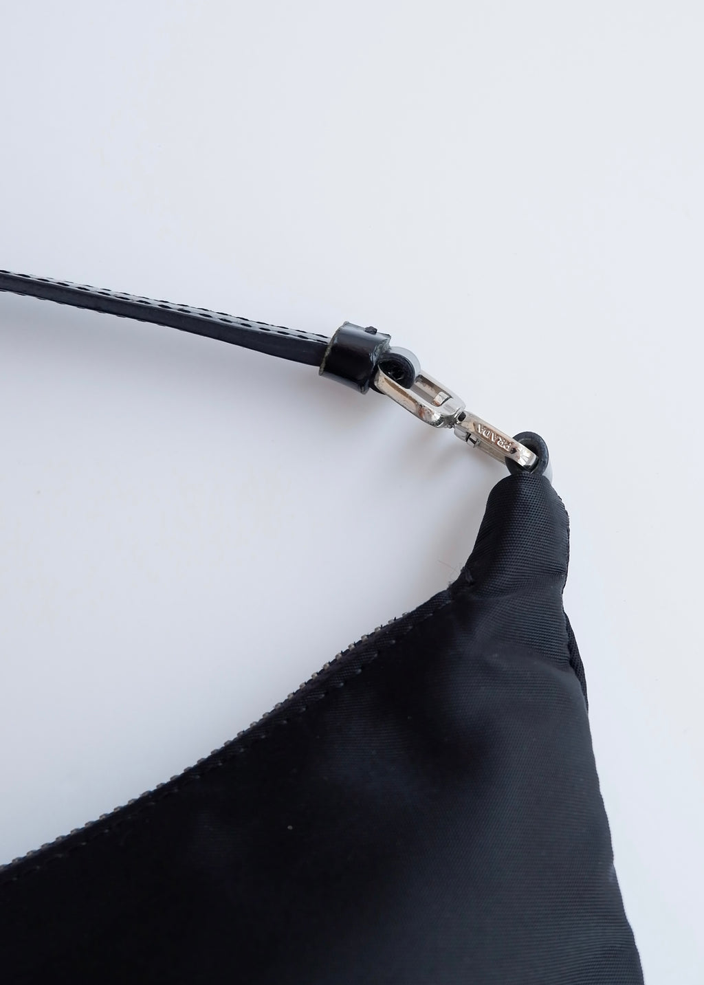 Sac à bandoulière micro Prada noir en nylon d'occasion authentique avec pochette