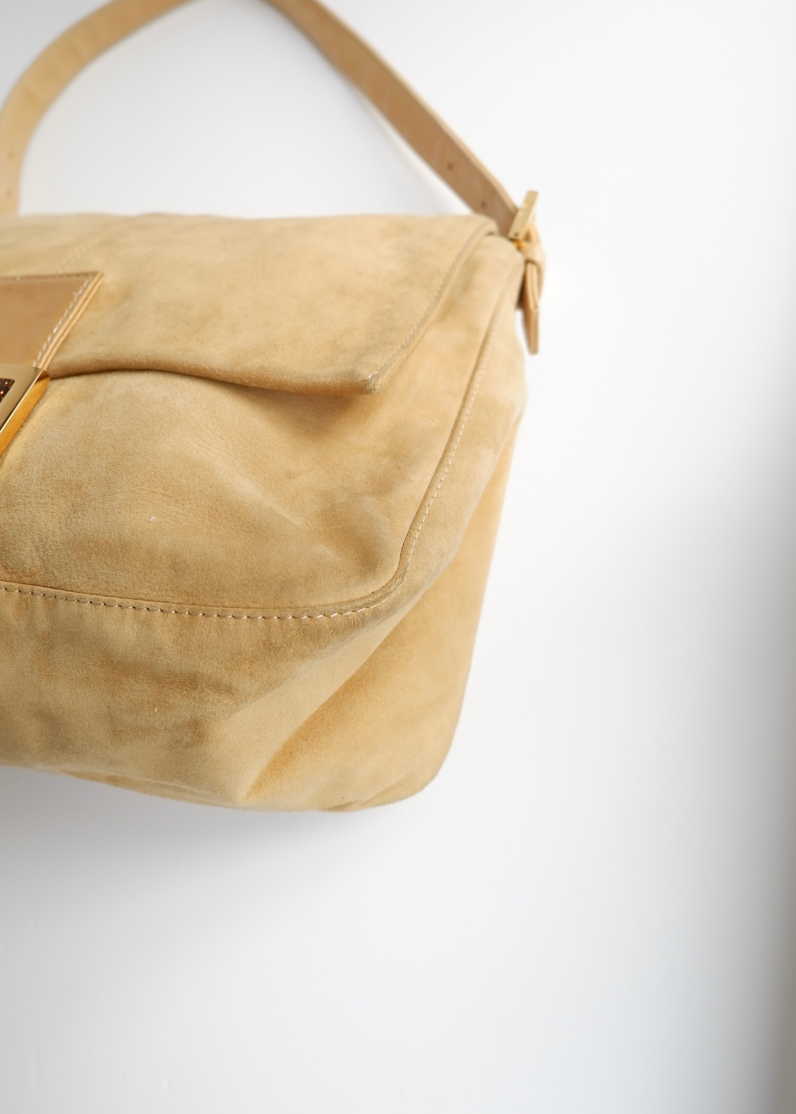 Sac à bandoulière Fendi Mamma Baguette en daim beige d'occasion authentique