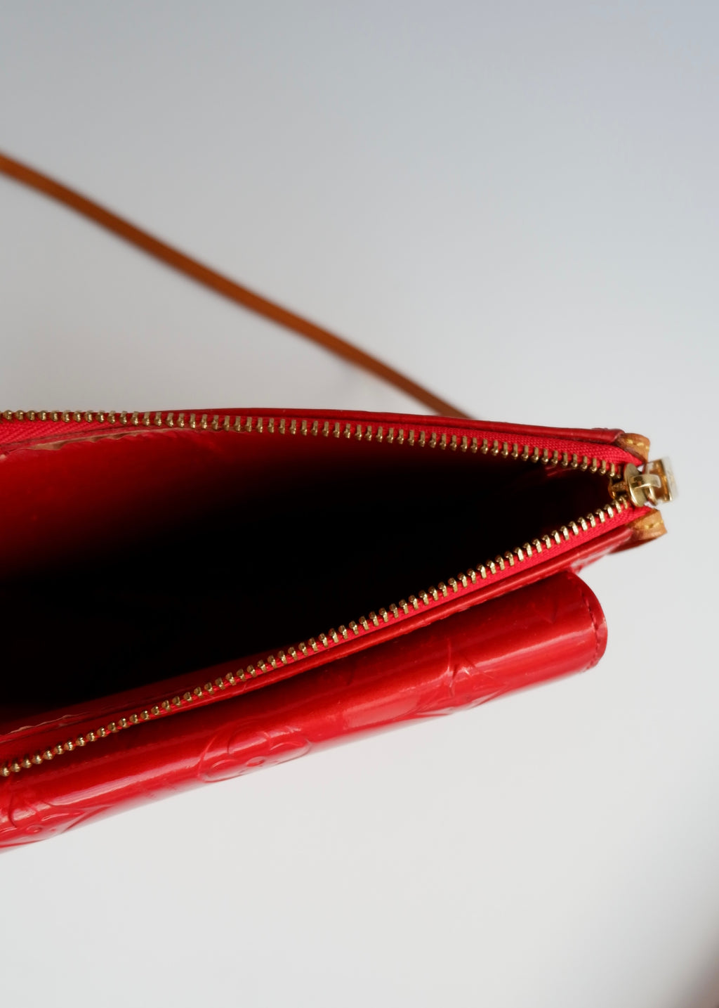 Sac bandoulière Louis Vuitton Monogram Mott Vernis Rouge Authentique d'occasion