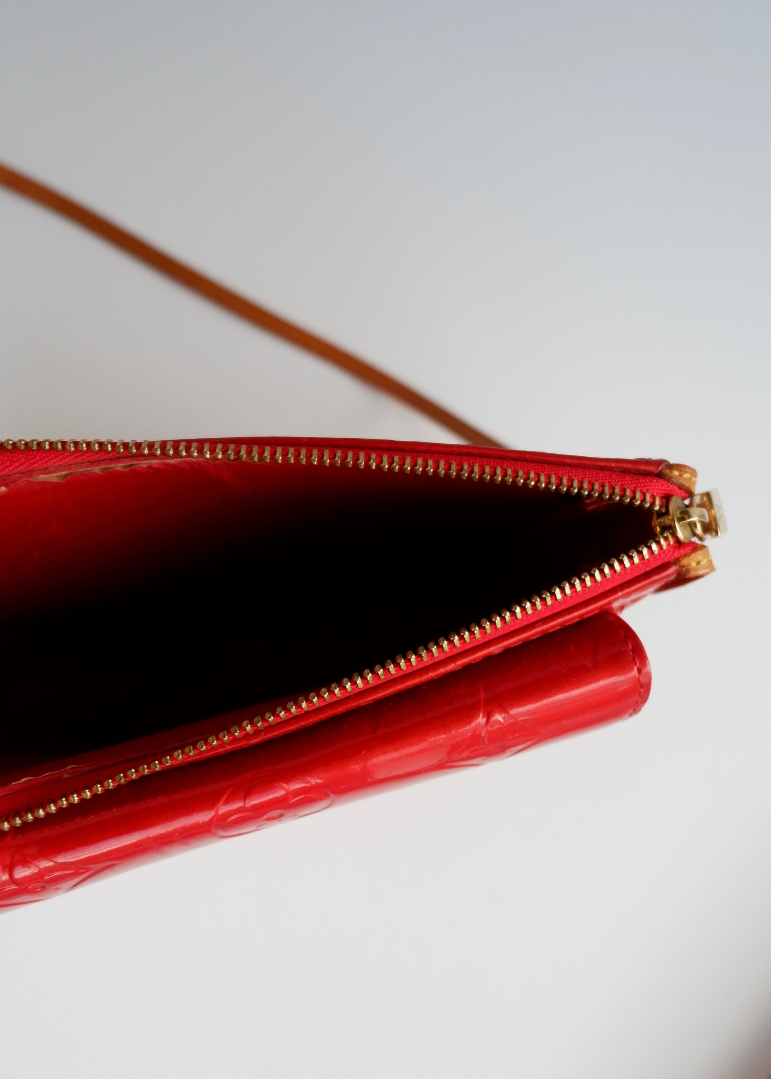 Sac bandoulière Louis Vuitton Monogram Mott Vernis Rouge Authentique d'occasion